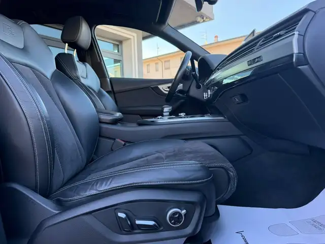 Audi Q7 view 10