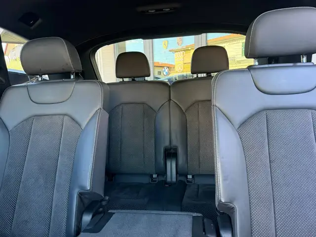 Audi Q7 view 13