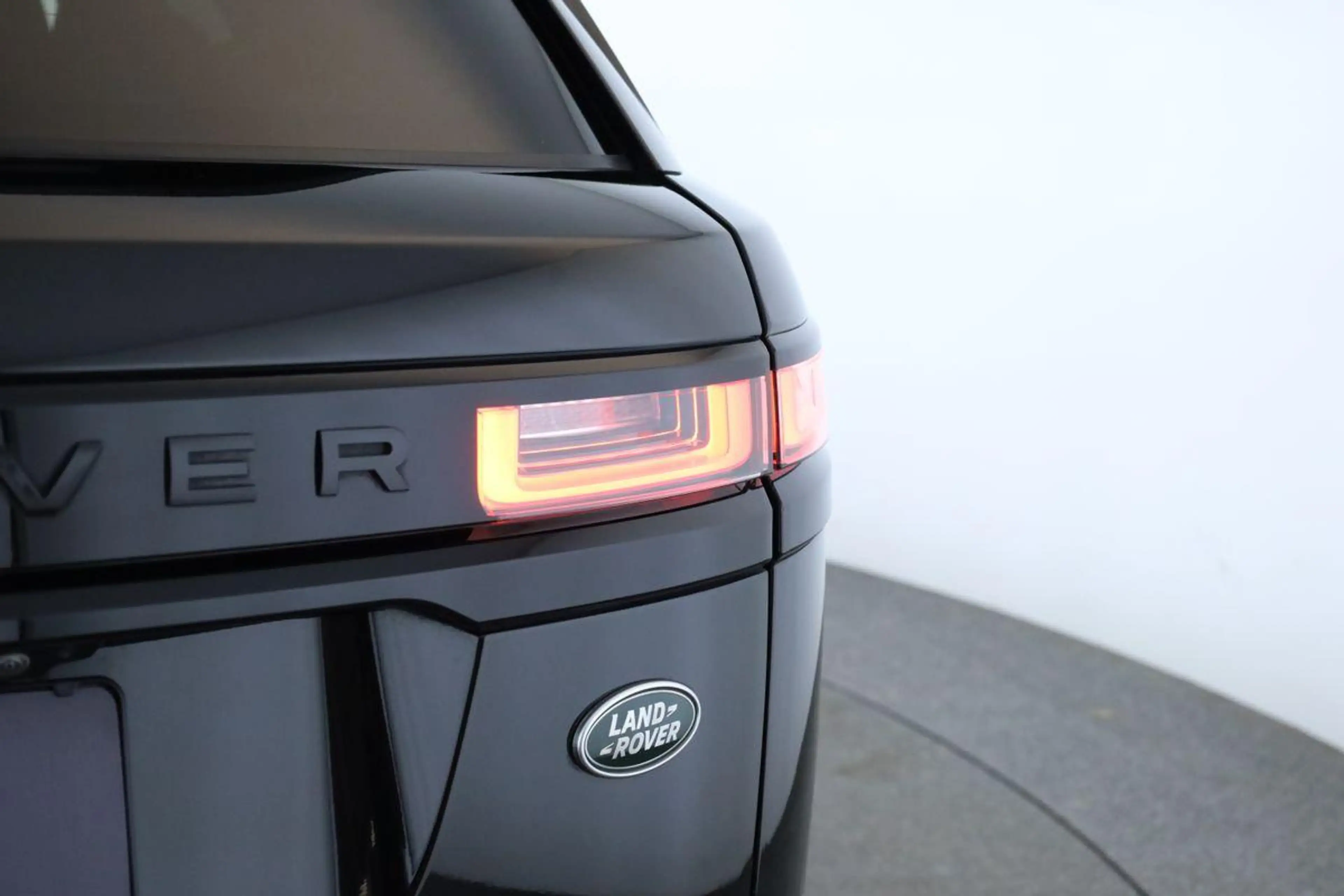 Land Rover Range Rover Velar P400 AWD R-Dynamic SE BLACK 22 — photo 12