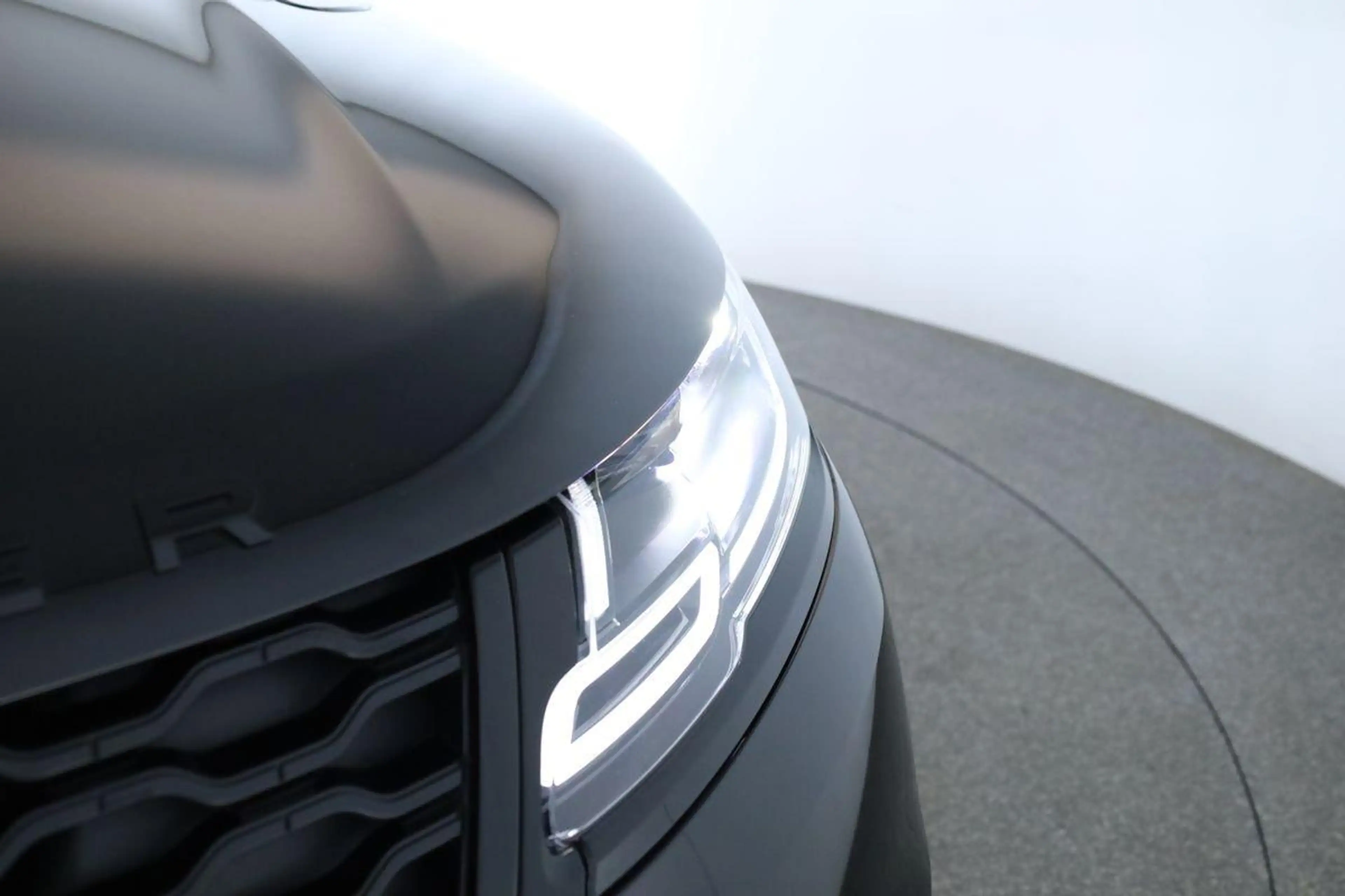 Land Rover Range Rover Velar P400 AWD R-Dynamic SE BLACK 22 — photo 9
