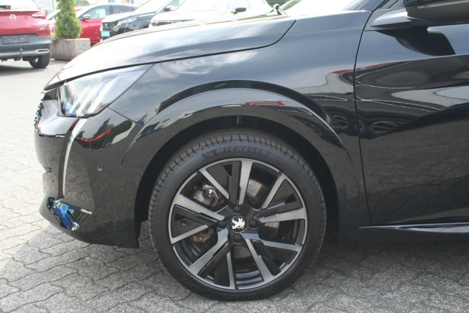 Peugeot e-208 GT 136PS Akku100%, Alcantara, Glasdach, Navigation Noir - 2