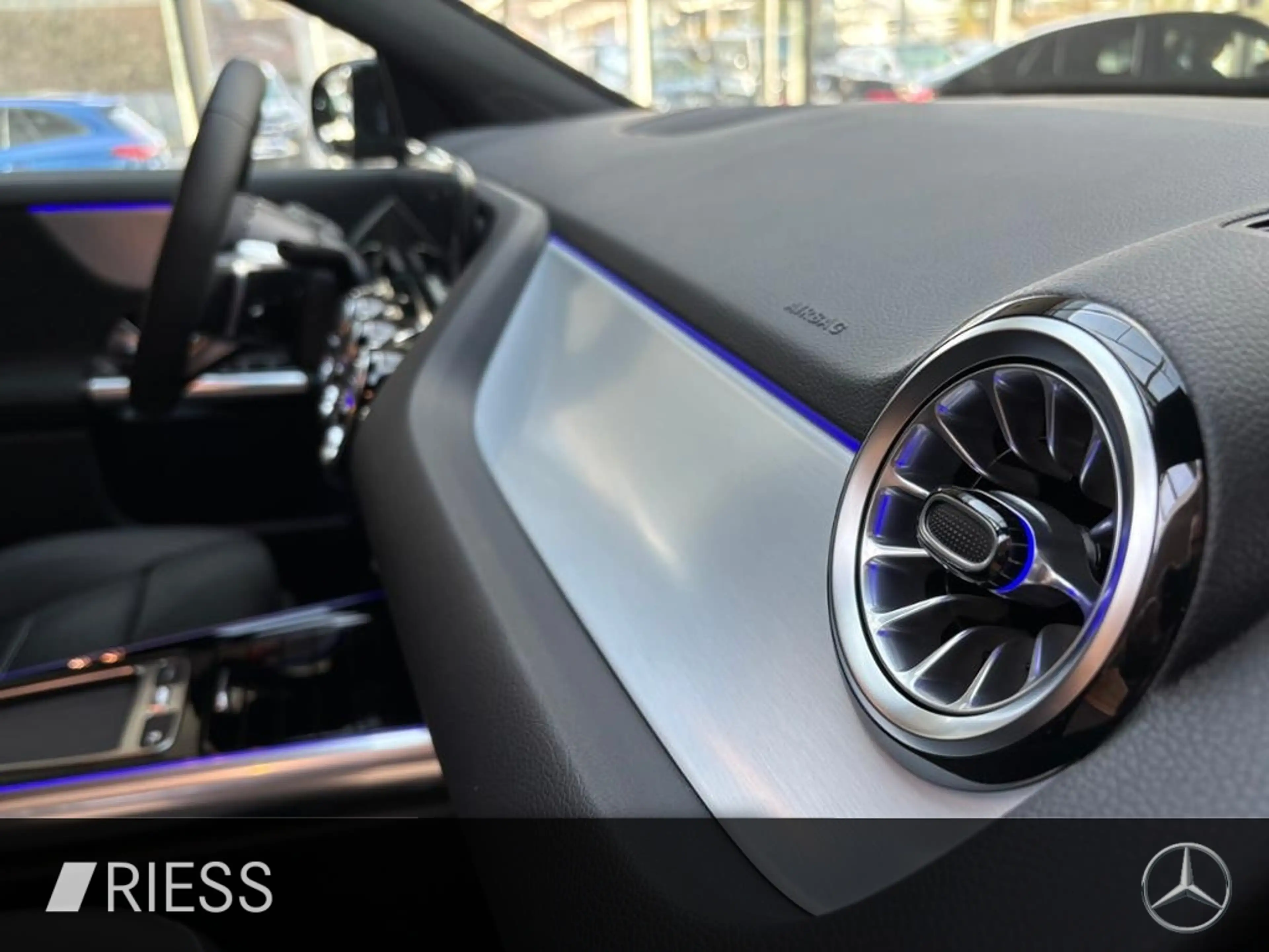 Mercedes-Benz GLA 200 d AMG+AHK+KAMERA+NIGHT+SOUNDSYS+THERMATIC — photo 13