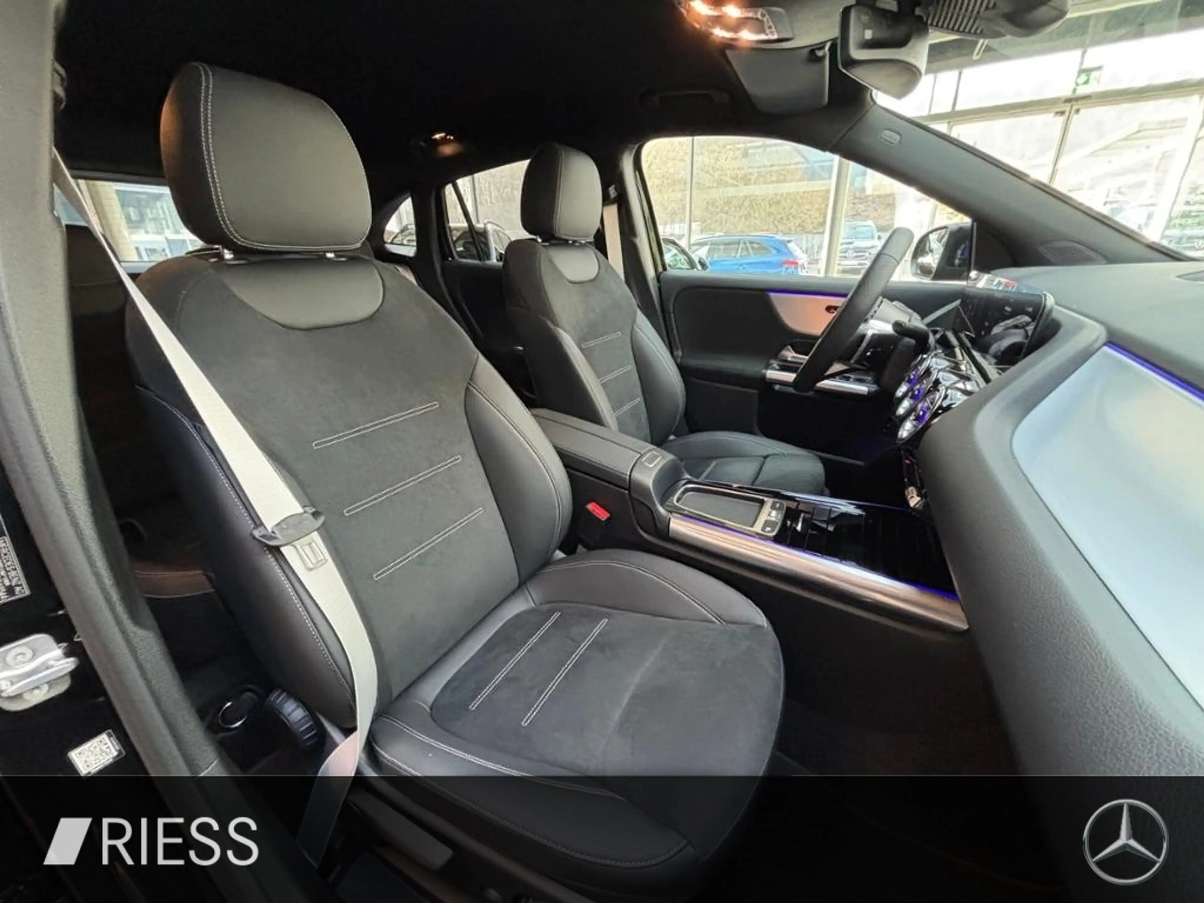 Mercedes-Benz GLA 200 d AMG+AHK+KAMERA+NIGHT+SOUNDSYS+THERMATIC — photo 12