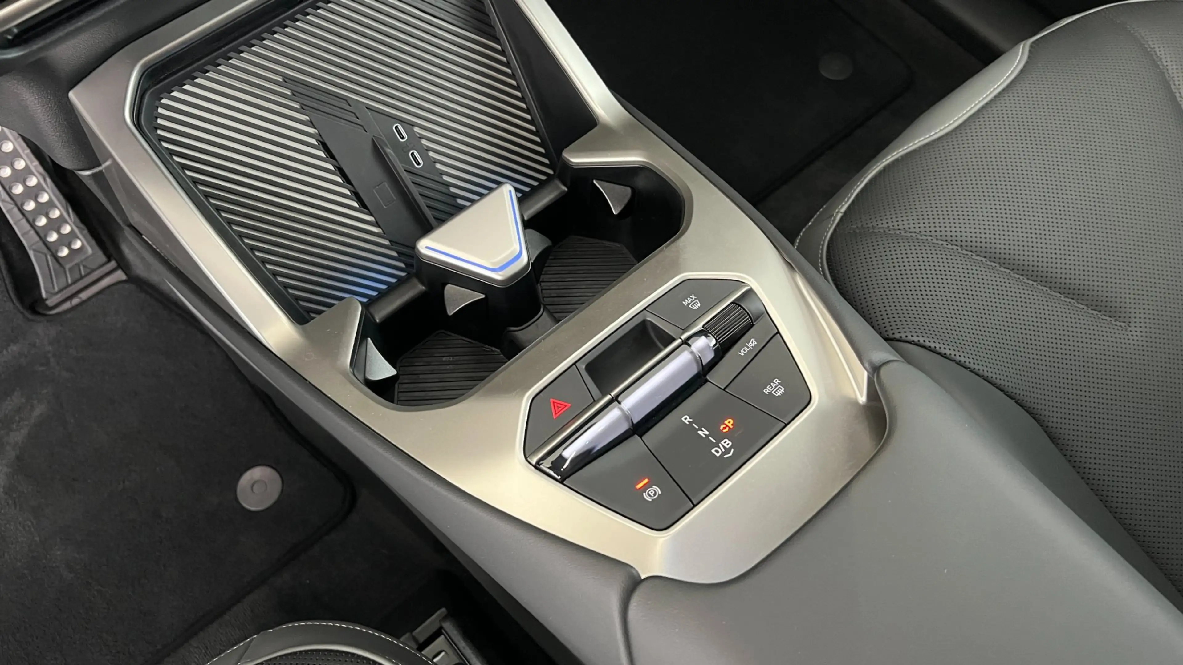 BMW iX3 50 xDrive — photo 14