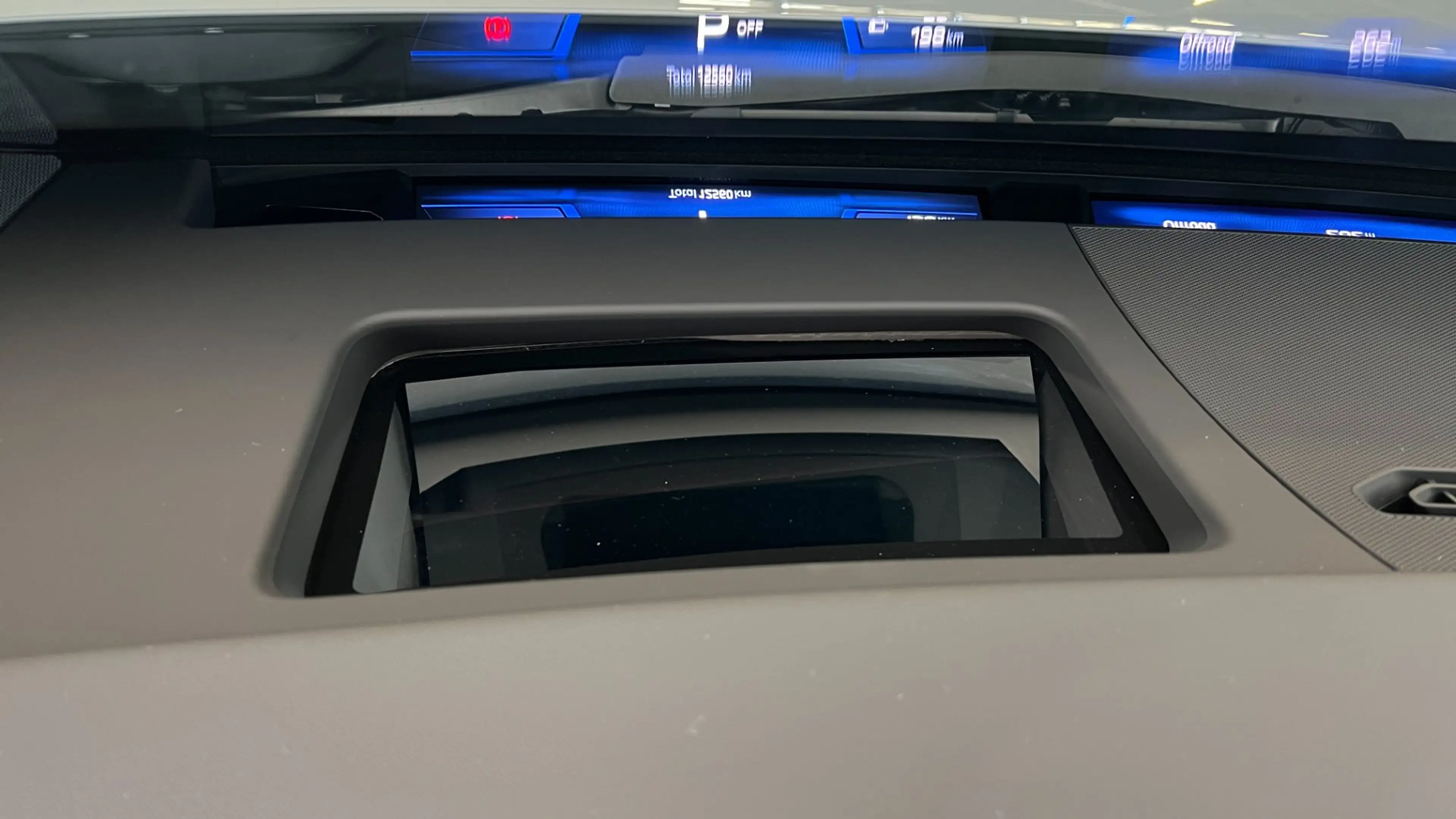 BMW iX3 50 xDrive — photo 15