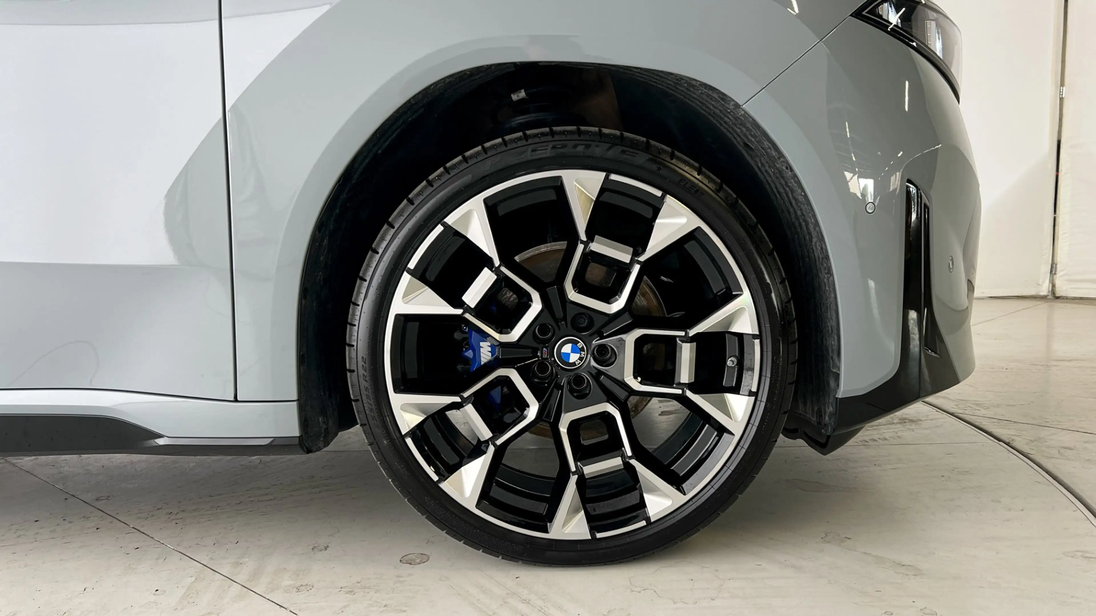 BMW iX3 50 xDrive — photo 8