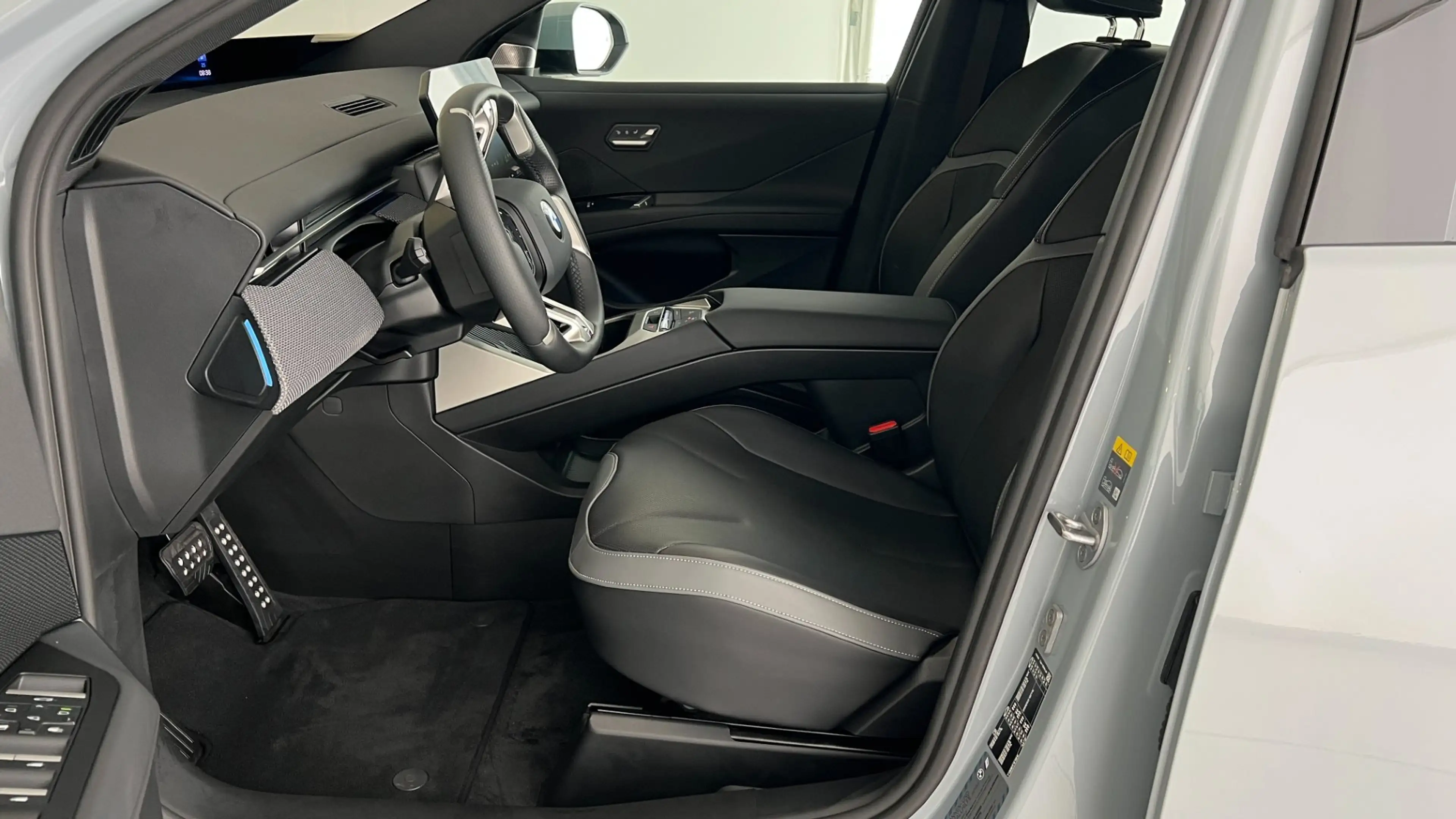 BMW iX3 50 xDrive — photo 13