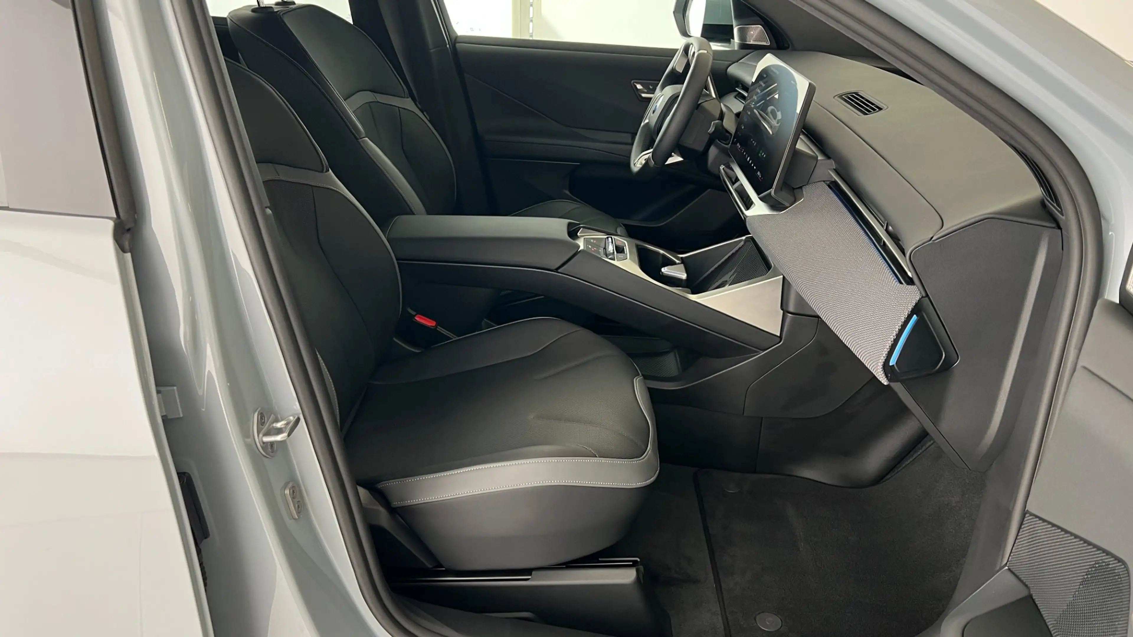 BMW iX3 50 xDrive — photo 5