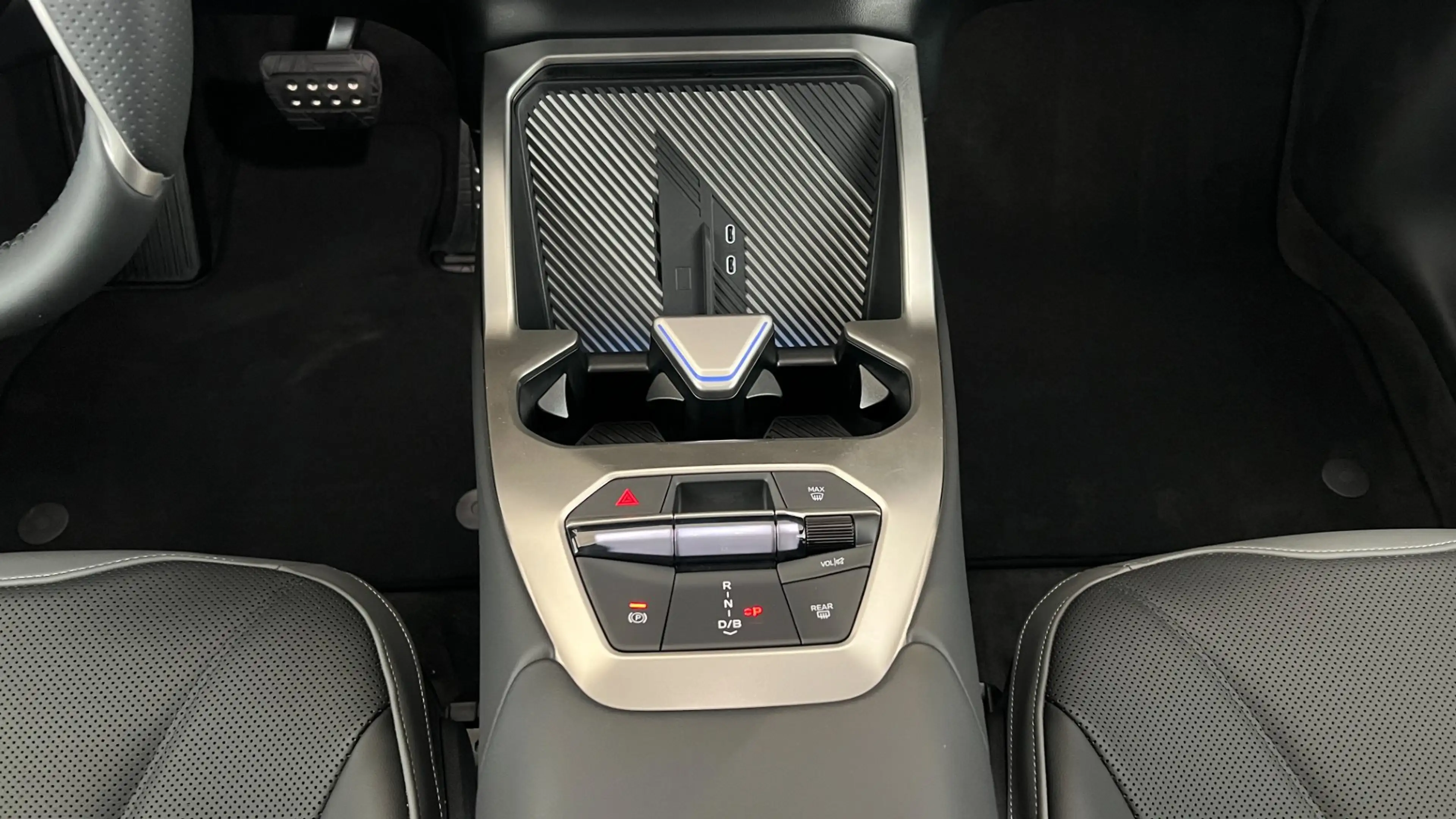BMW iX3 50 xDrive — photo 11