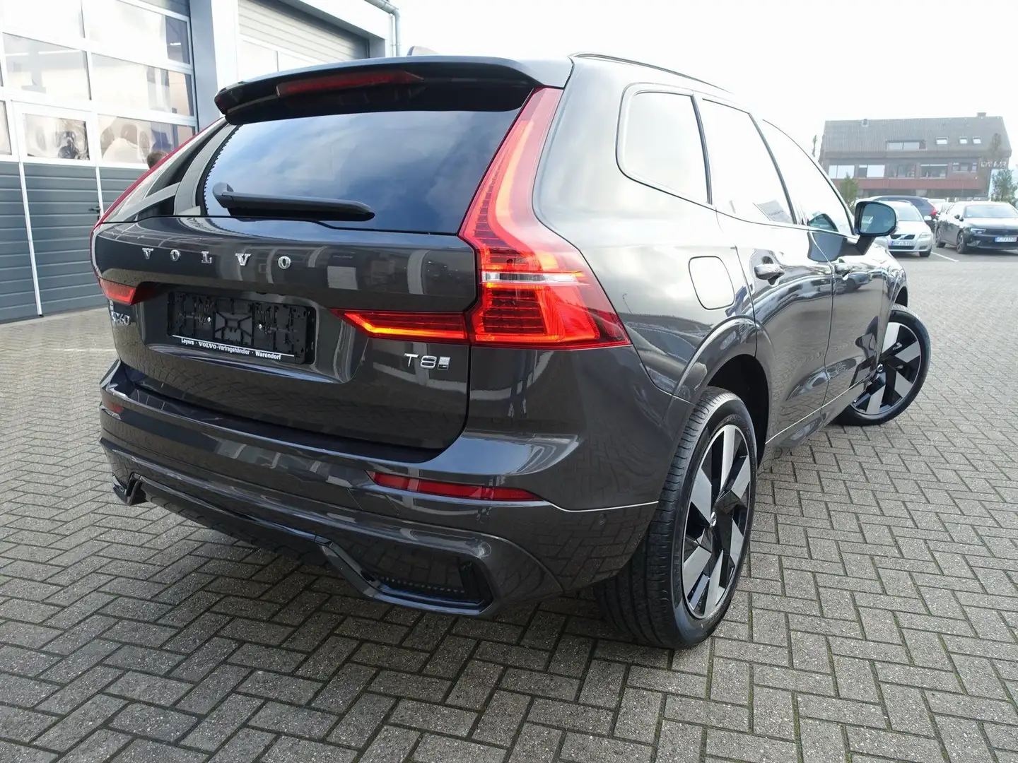 Volvo XC60 Plus T8 AWD Plug-in/FourC/AHK/Pano/H&K/360° Grau - 2