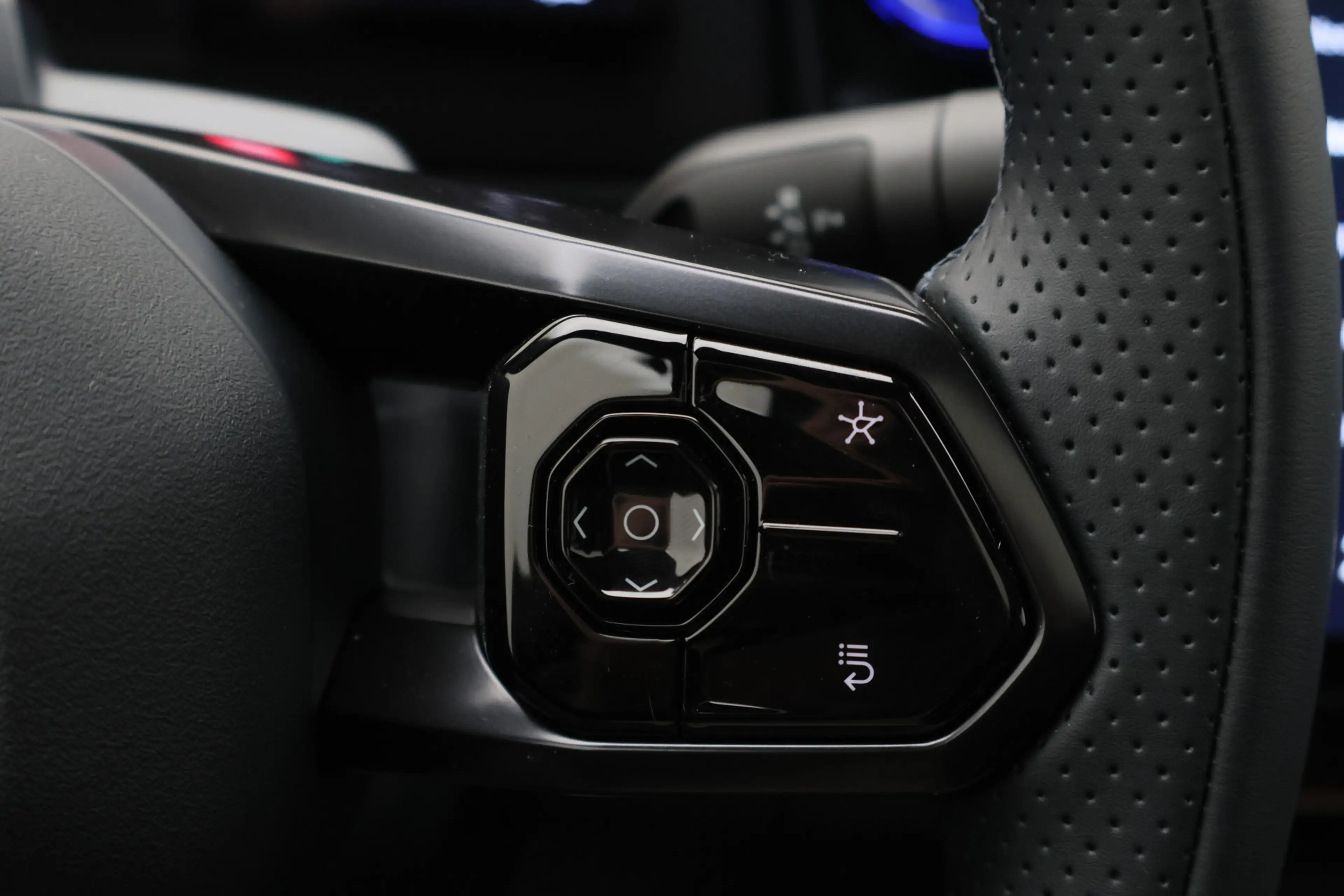 Lynk & Co 08 1.5 More Panoramadak, H&K Sound, ACC, 360° Camera, — photo 44