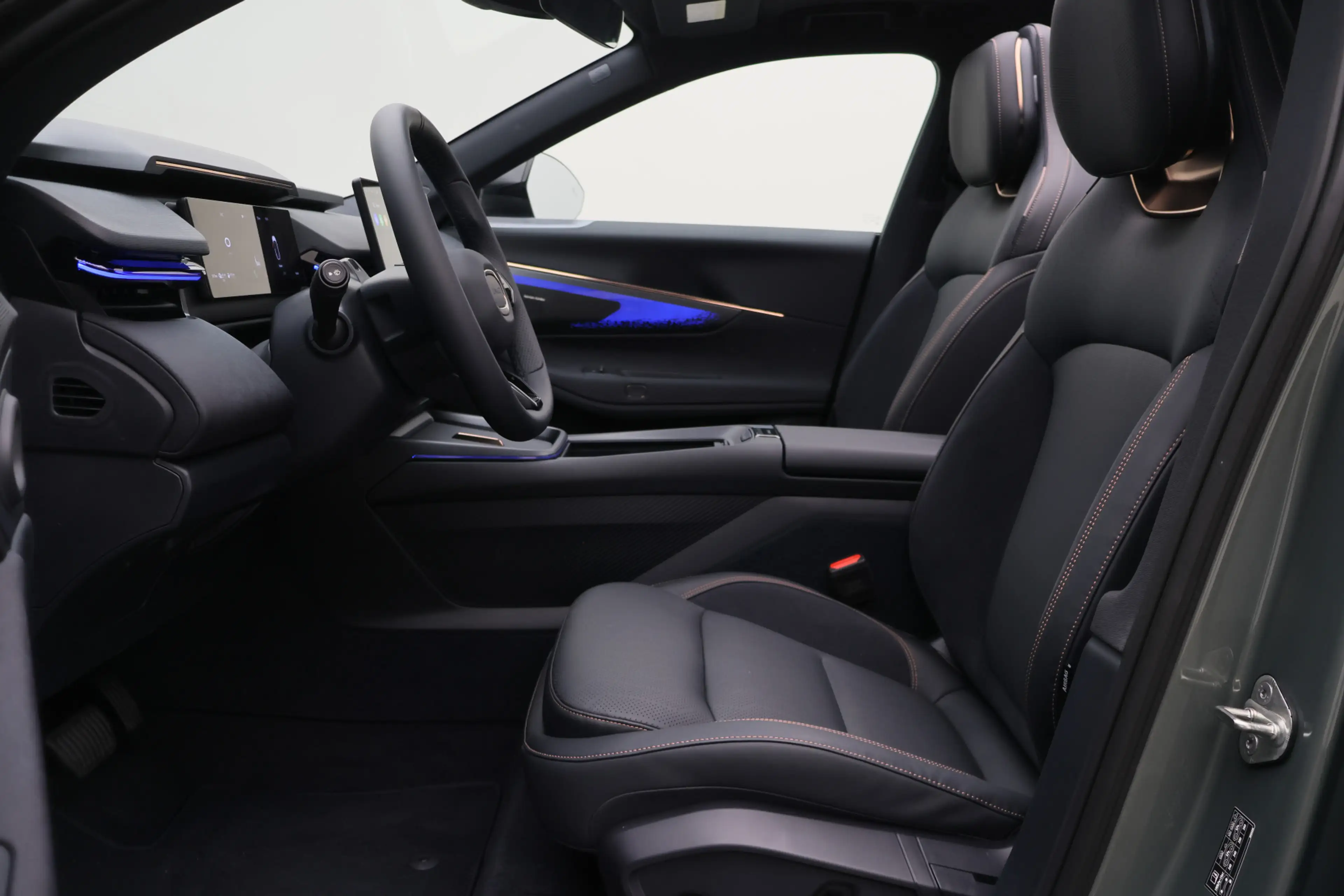 Lynk & Co 08 1.5 More Panoramadak, H&K Sound, ACC, 360° Camera, — photo 11