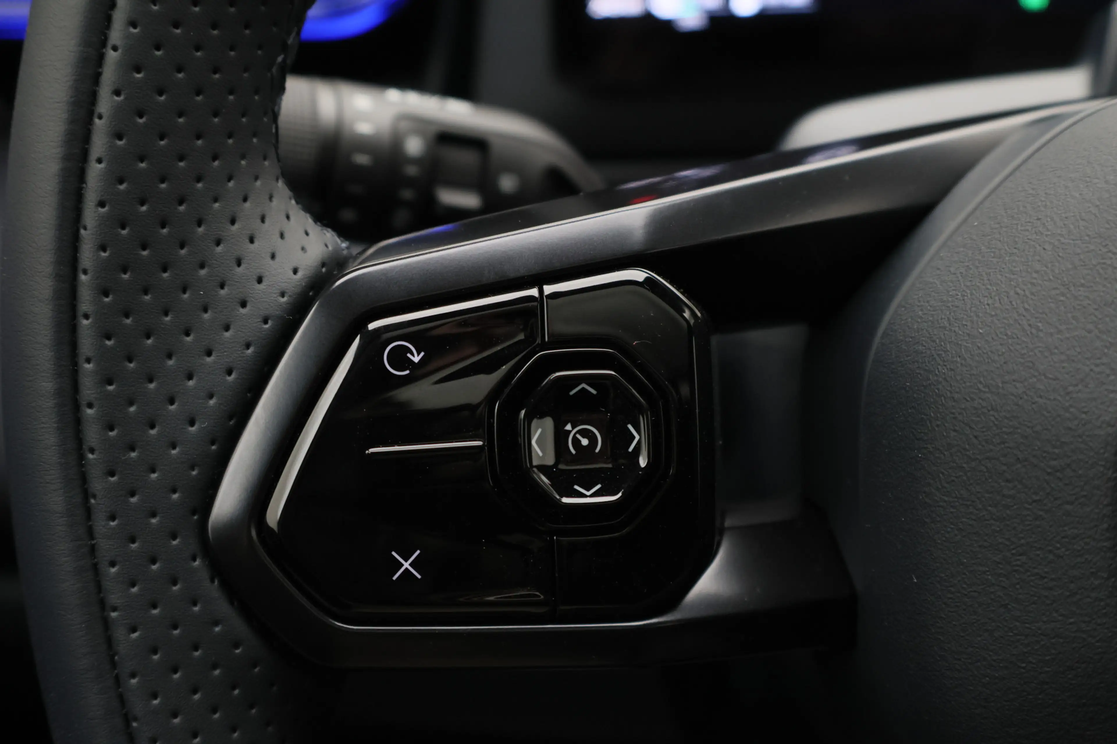 Lynk & Co 08 1.5 More Panoramadak, H&K Sound, ACC, 360° Camera, — photo 42