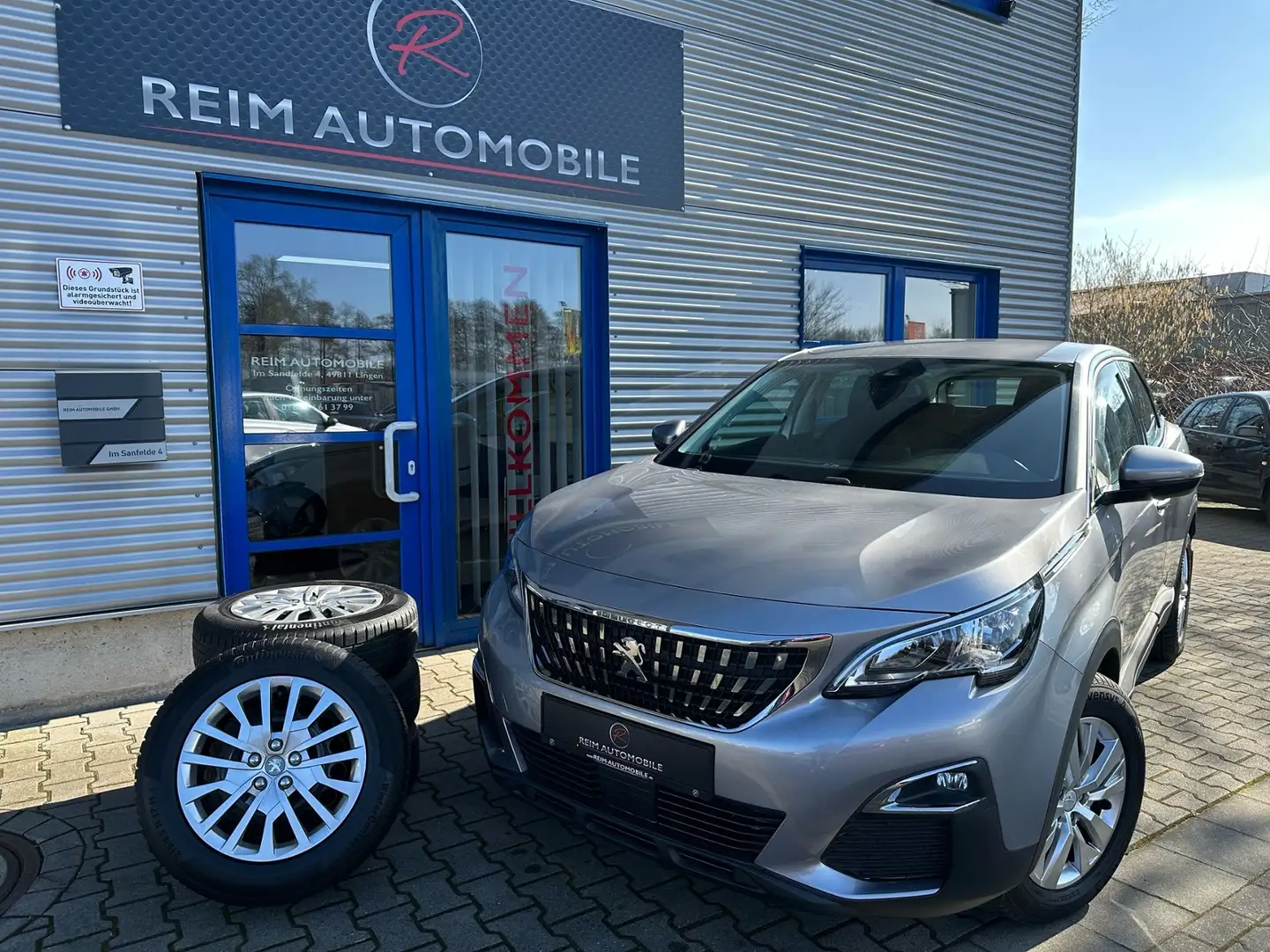 Peugeot 3008 1.2 "Active" *NAVI*DAB*SHZ*1-HAND*CAR-PLAY* Grau - 1