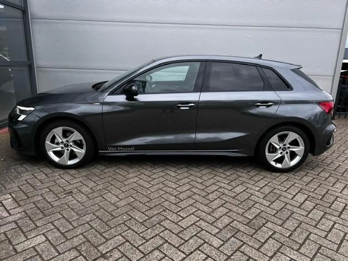 Audi A3 Sportback 35 TFSI S edition 17" LM Velgen | Naviga Grijs - 2