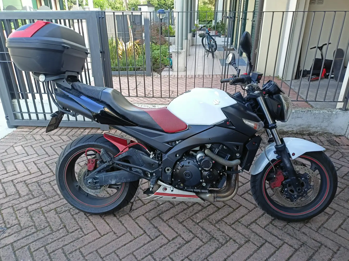 Suzuki GSR 600 Weiß - 2