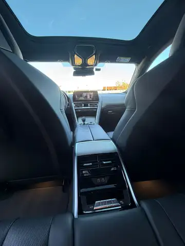 BMW 8 Series view 18