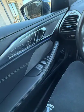 BMW 8 Series view 9