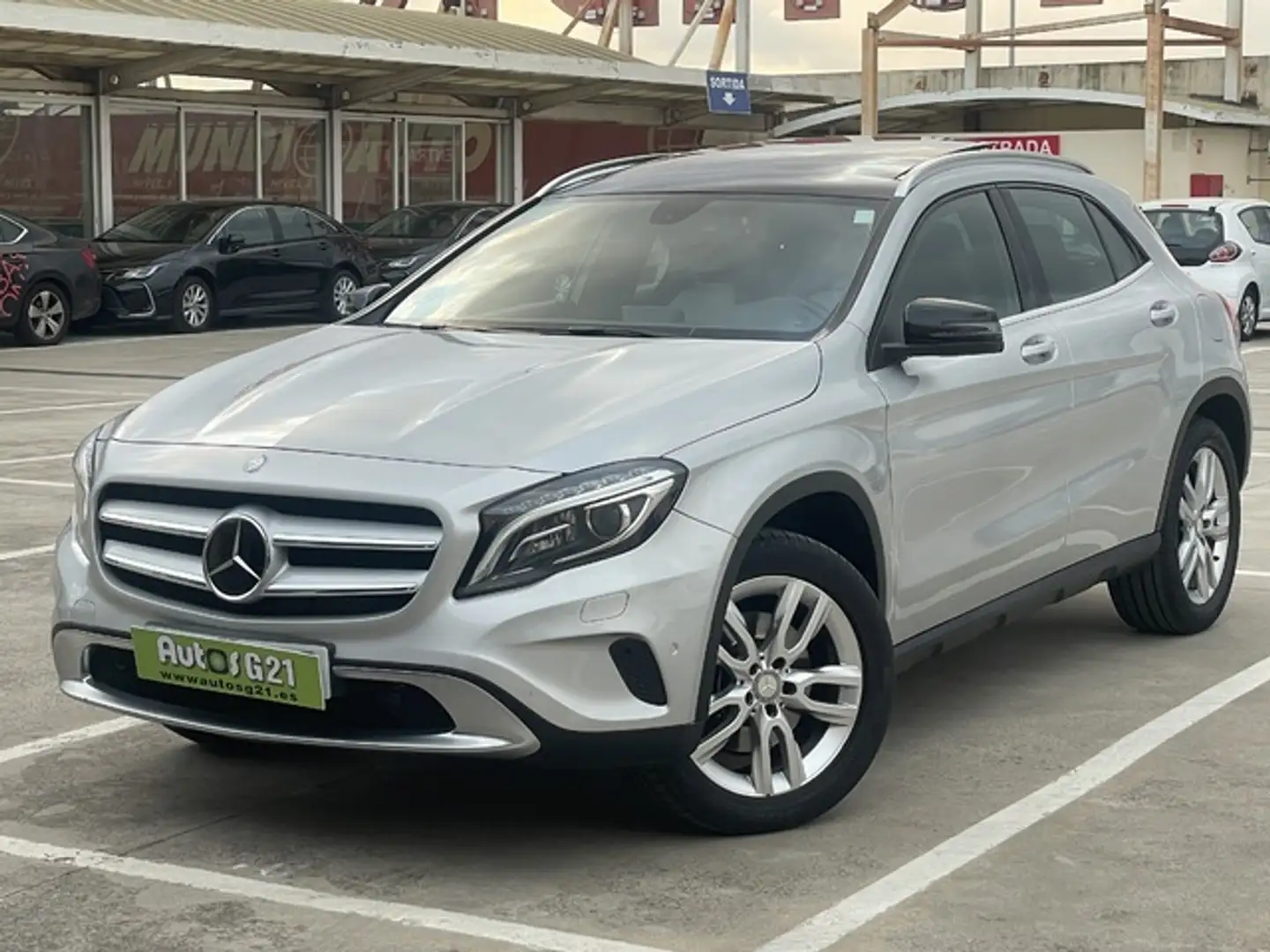 Mercedes-Benz GLA 250 Urban 4Matic 7G-DCT Gris - 1