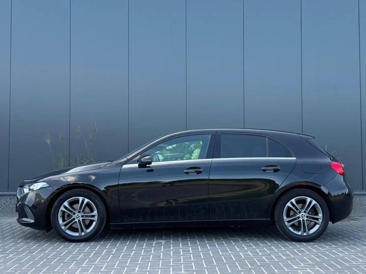 Mercedes-Benz A 160 d Premium m20 NAVI WIDESCREEN CAMERA PDC CLIMATE E Zwart - 2