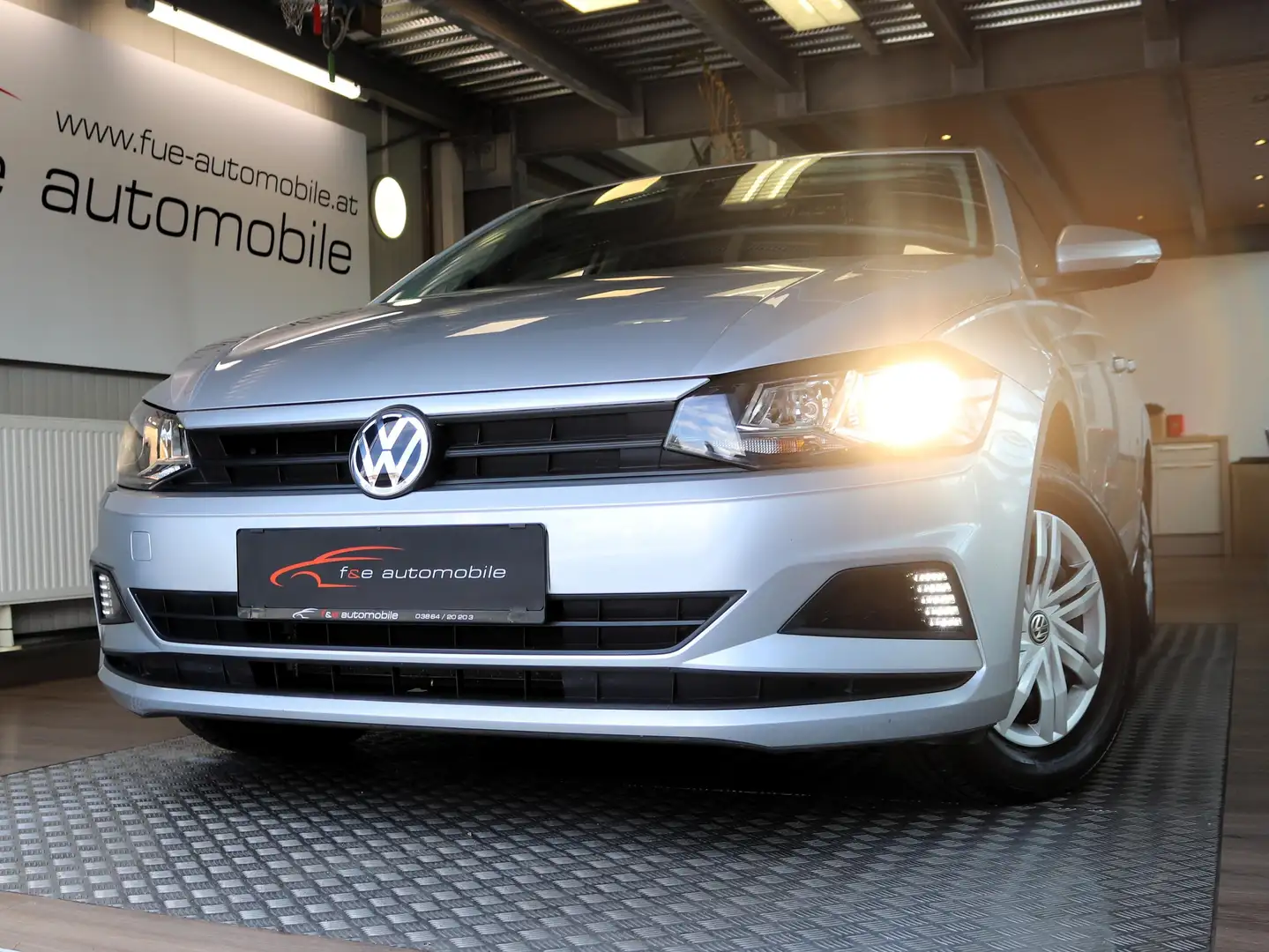 Volkswagen Polo Trendline 1,0 TSI Grau - 1