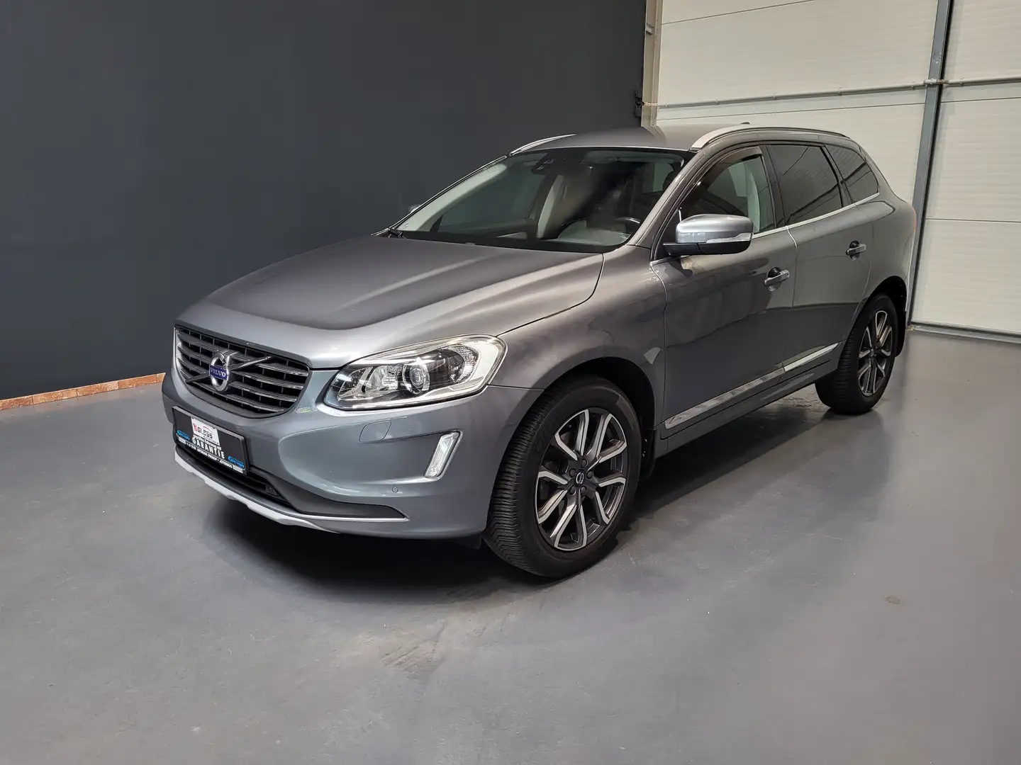Volvo XC60 D5 Summum AWD *Leder| Navi| Xenon| AHK* Grau - 1
