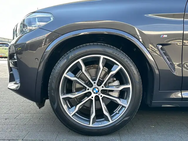 BMW X4 view 10
