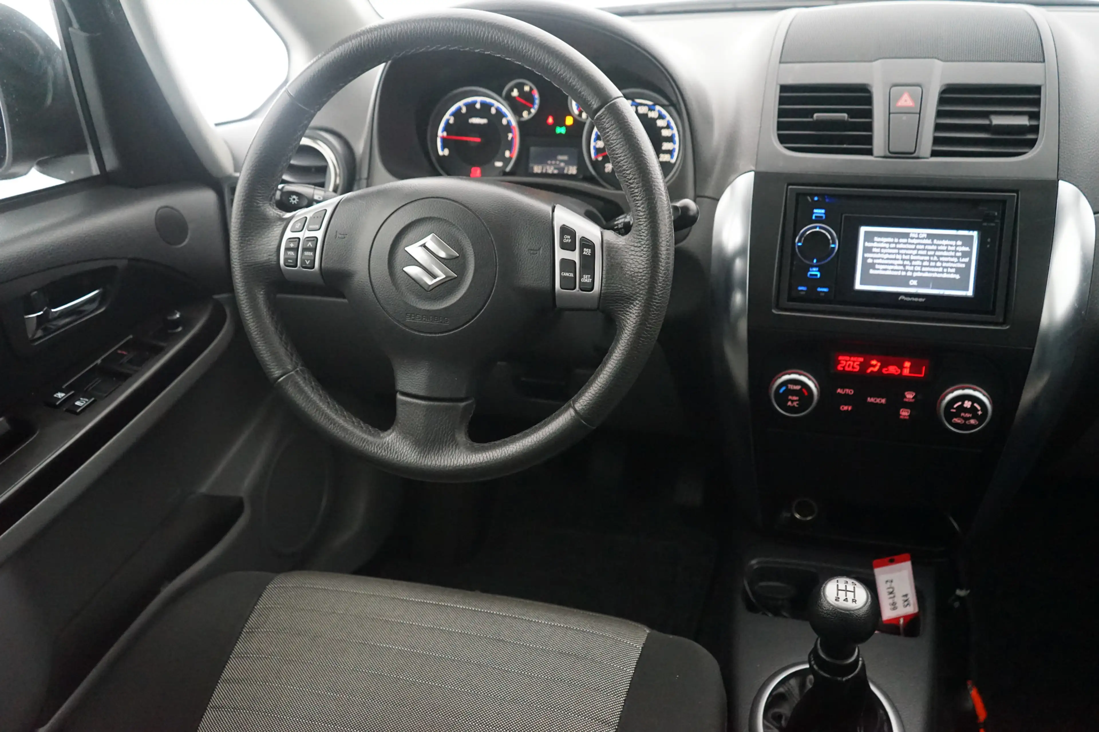 Suzuki SX4 1.6 Exclusive — photo 15