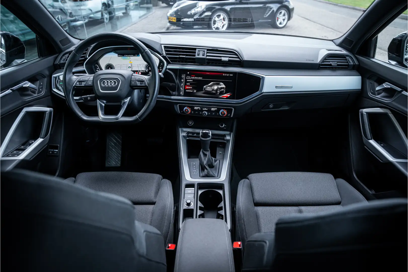 Audi Q3 Sportback 45 TFSI e S Edition ** 20inch ** Camera Zwart - 2