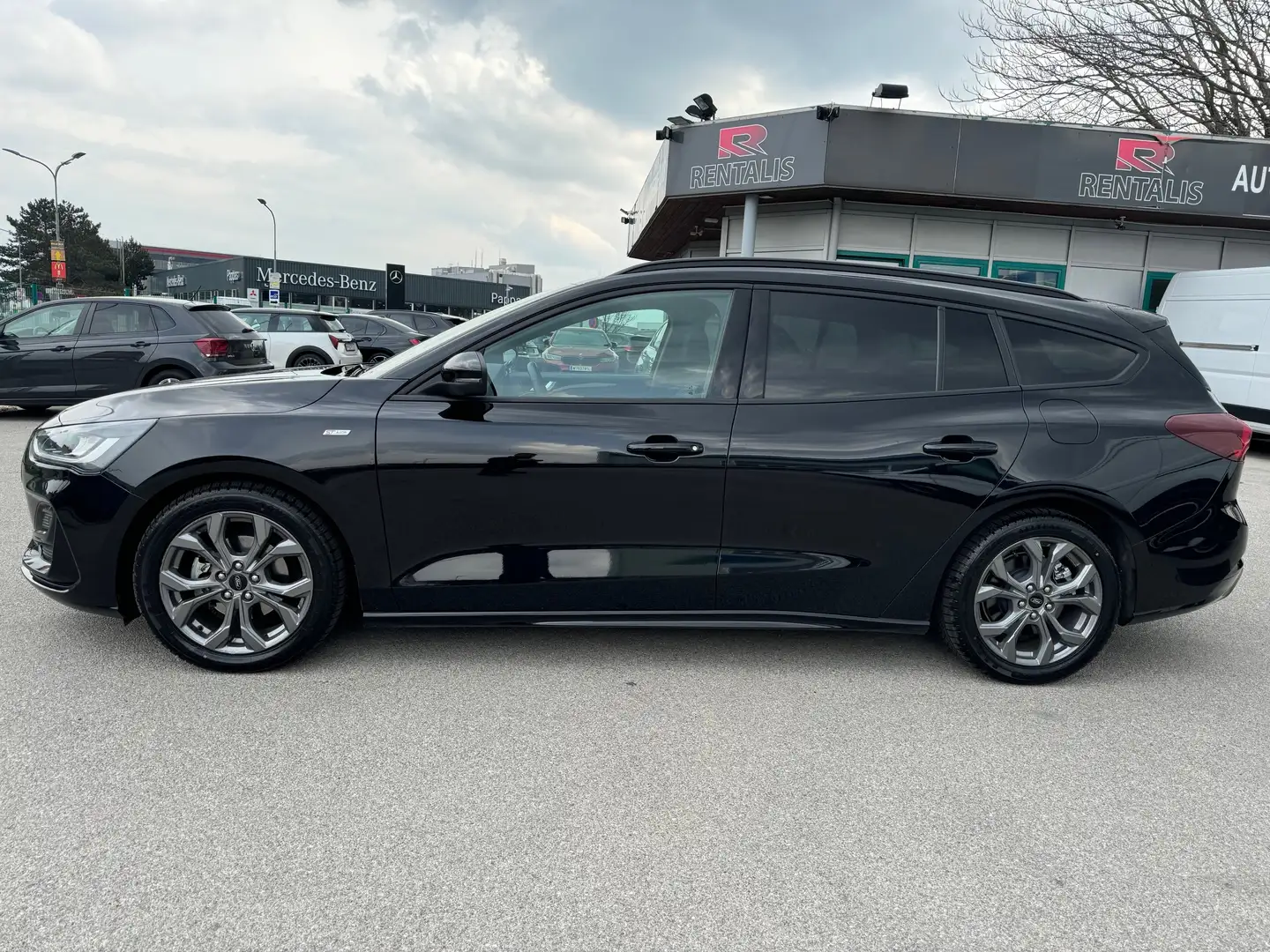 Ford Focus Turnier EcoBlue Aut. ST-Line/VOLL *Erstbesitz* Noir - 2