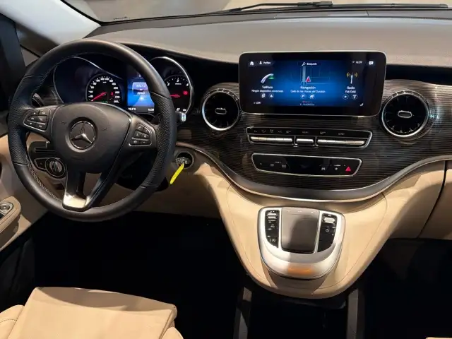 Mercedes-Benz V-Class view 11