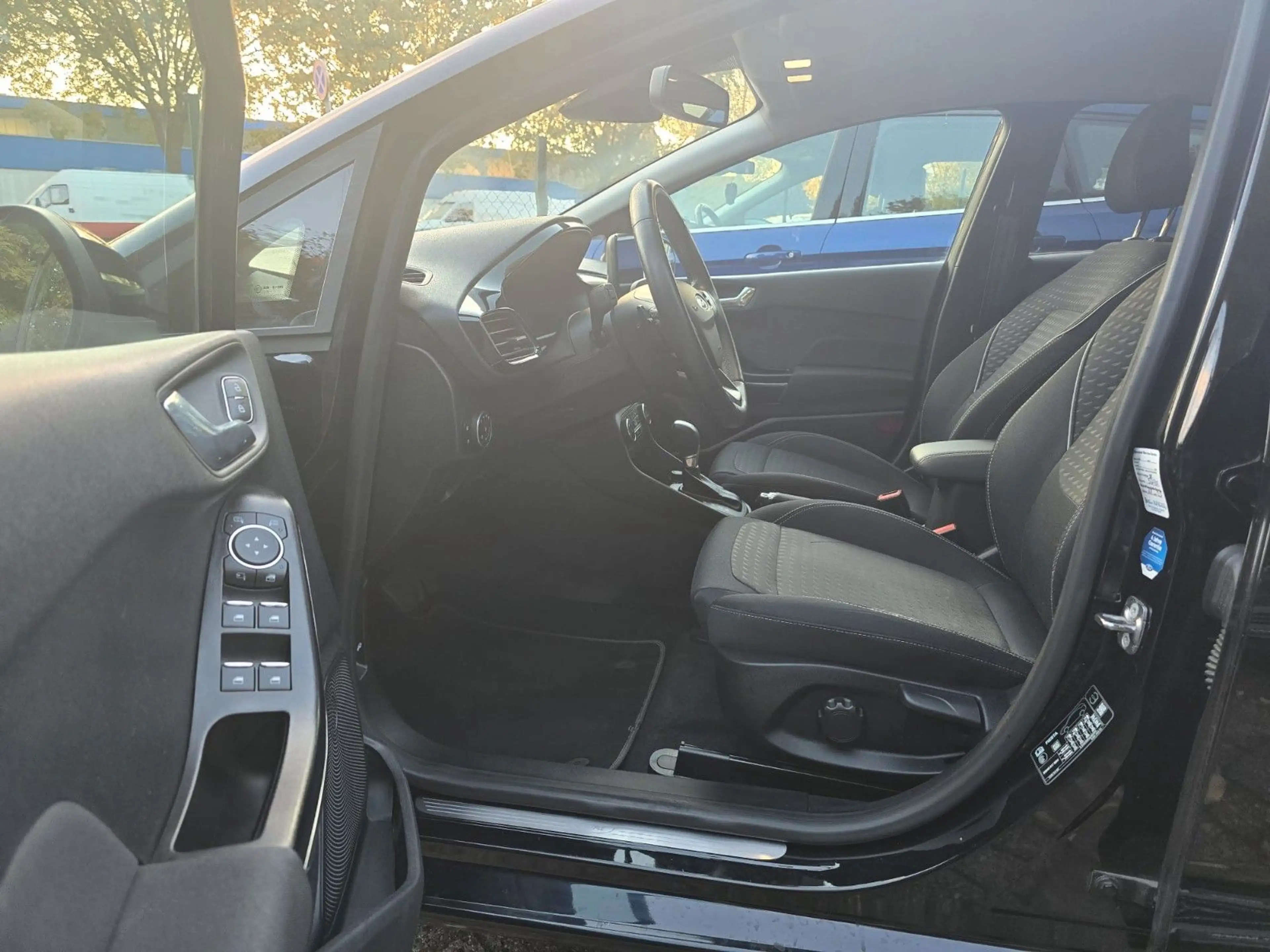 Ford Fiesta TitaniumAutomatik;TÜVNEU2.JahreGarantie — photo 11