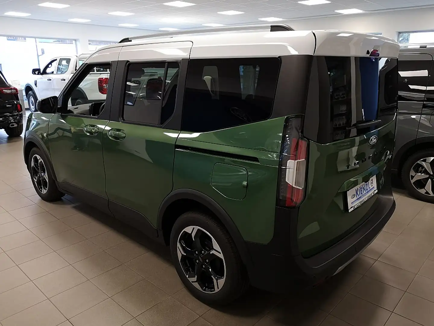 Ford Tourneo Courier 1,0 EcoBoost Active Grün - 2