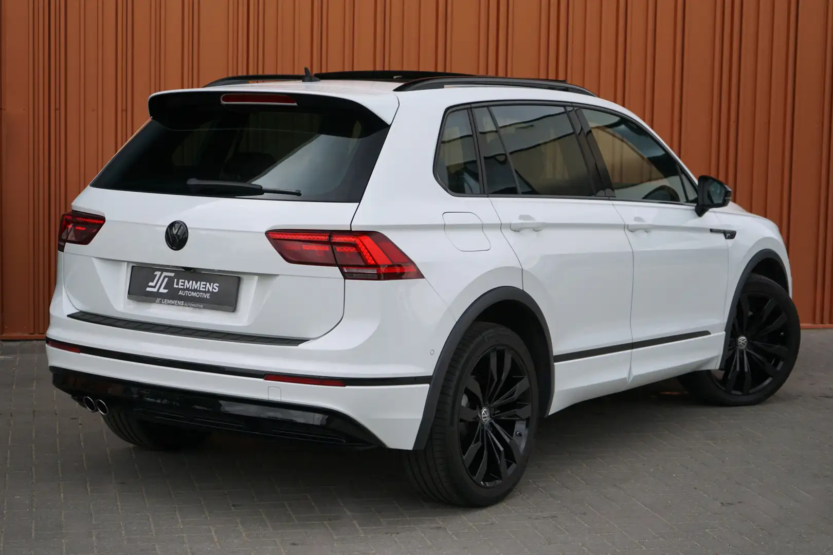 Volkswagen Tiguan 2.0 TSI 4MOTION R-LINE Panodak ACC Trekhaak Camera Blanc - 2