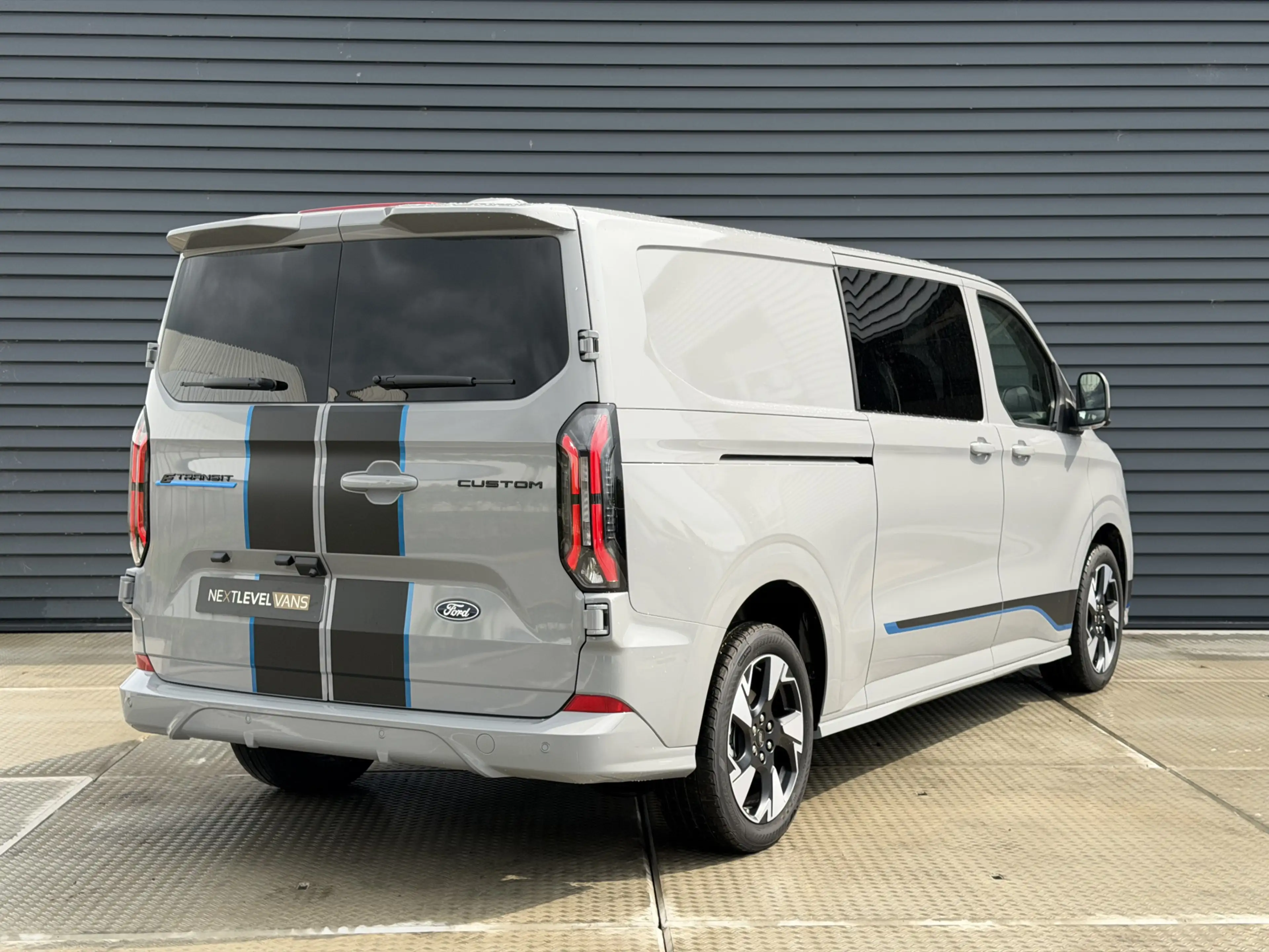 Ford E-Transit Cust. 320 L2H1 Sport 71 kWh DC | 360 Camera | 230v — photo 5