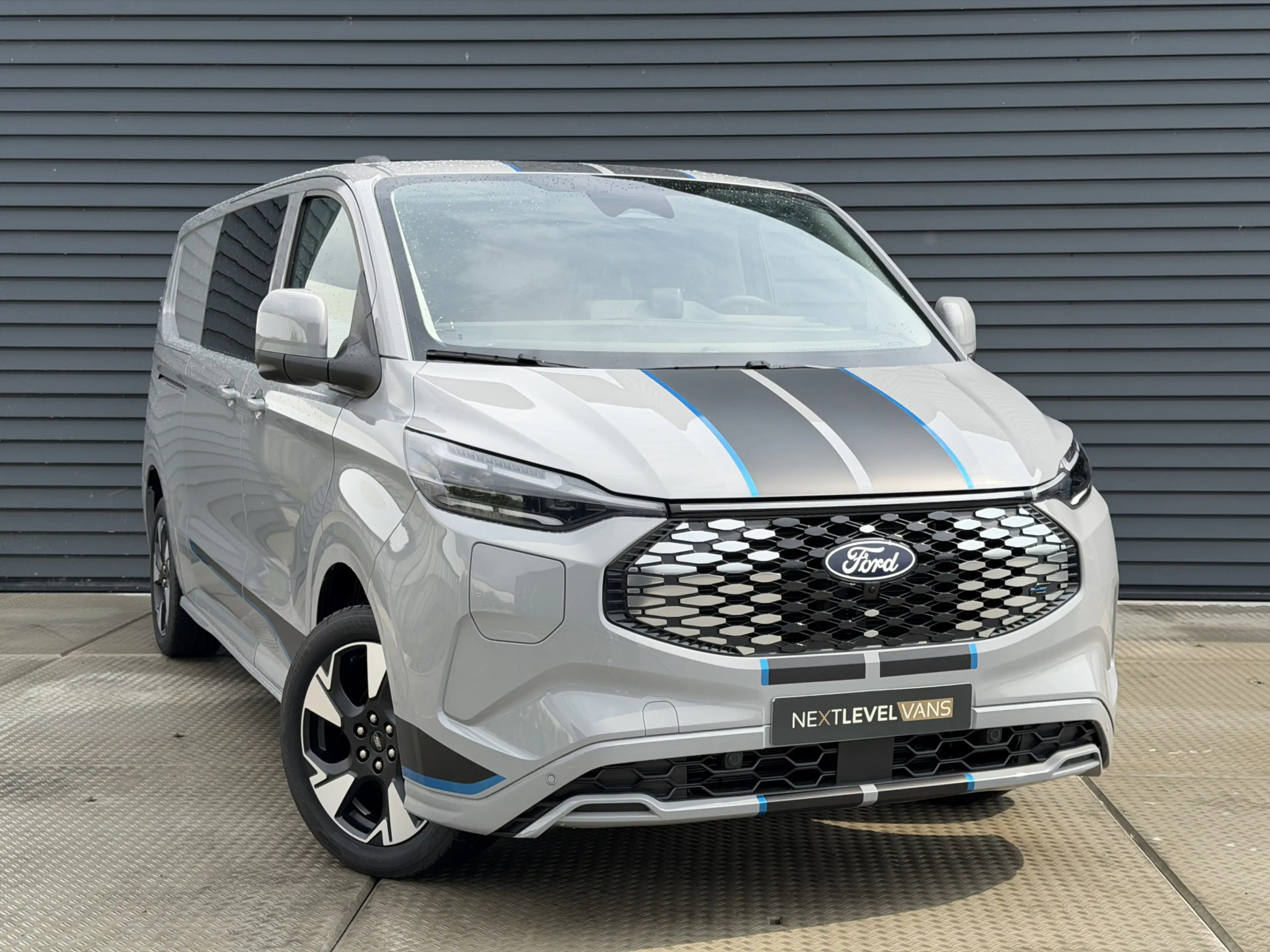 Ford E-Transit Cust. 320 L2H1 Sport 71 kWh DC | 360 Camera | 230v — photo 3