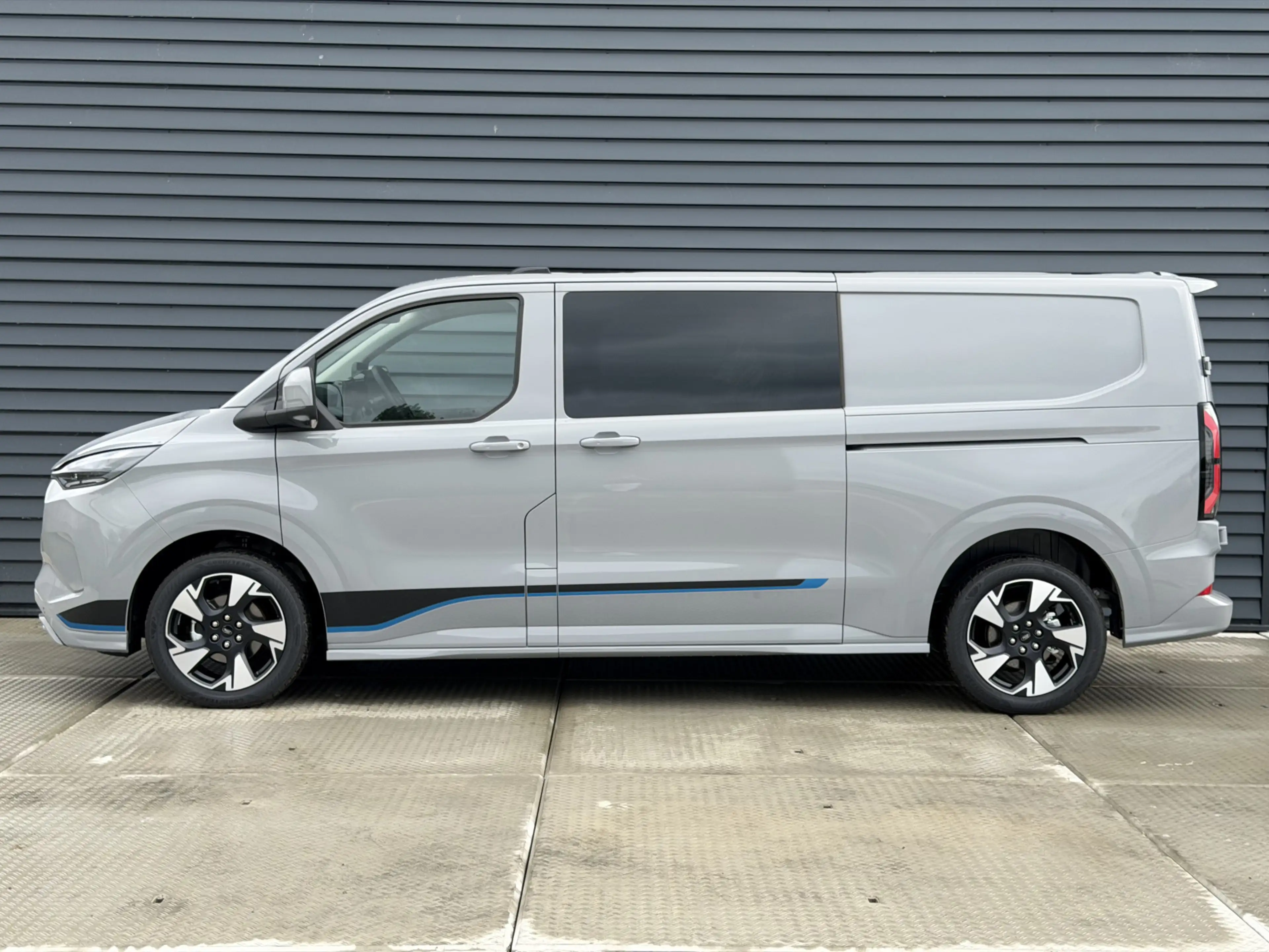 Ford E-Transit Cust. 320 L2H1 Sport 71 kWh DC | 360 Camera | 230v — photo 6