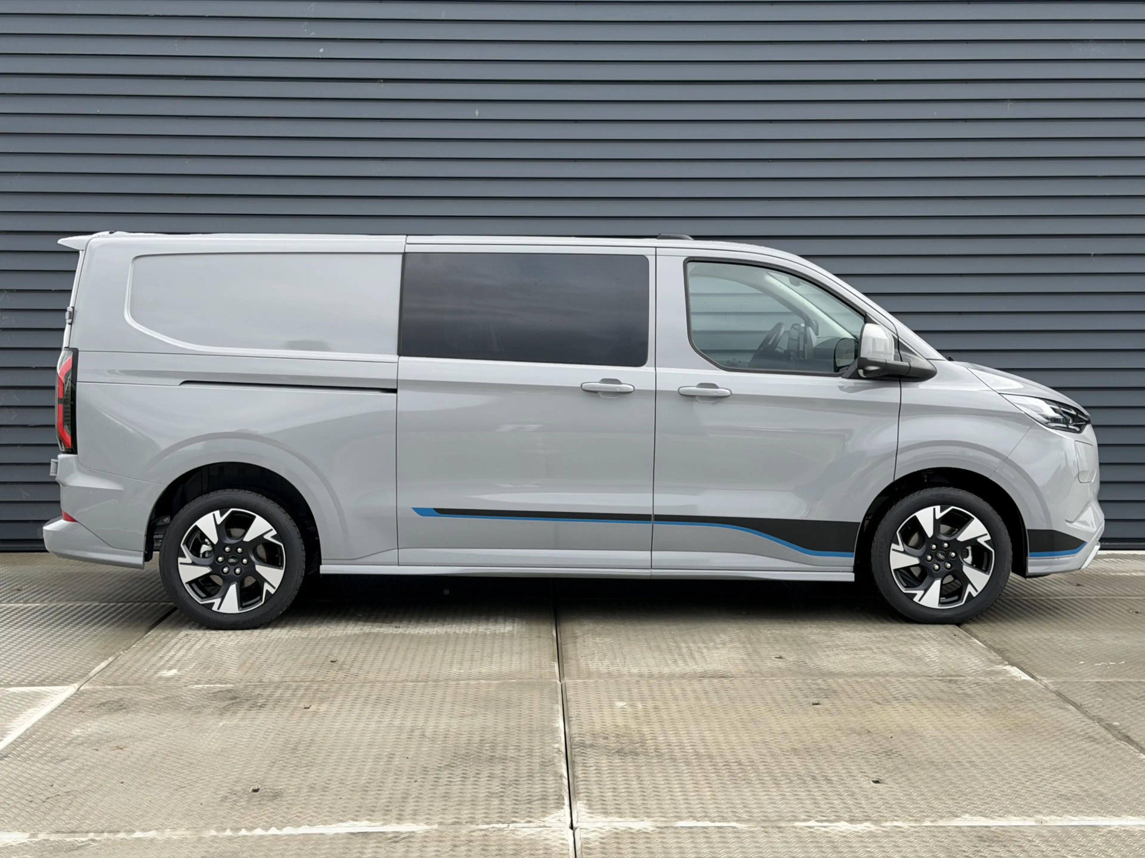 Ford E-Transit Cust. 320 L2H1 Sport 71 kWh DC | 360 Camera | 230v — photo 7