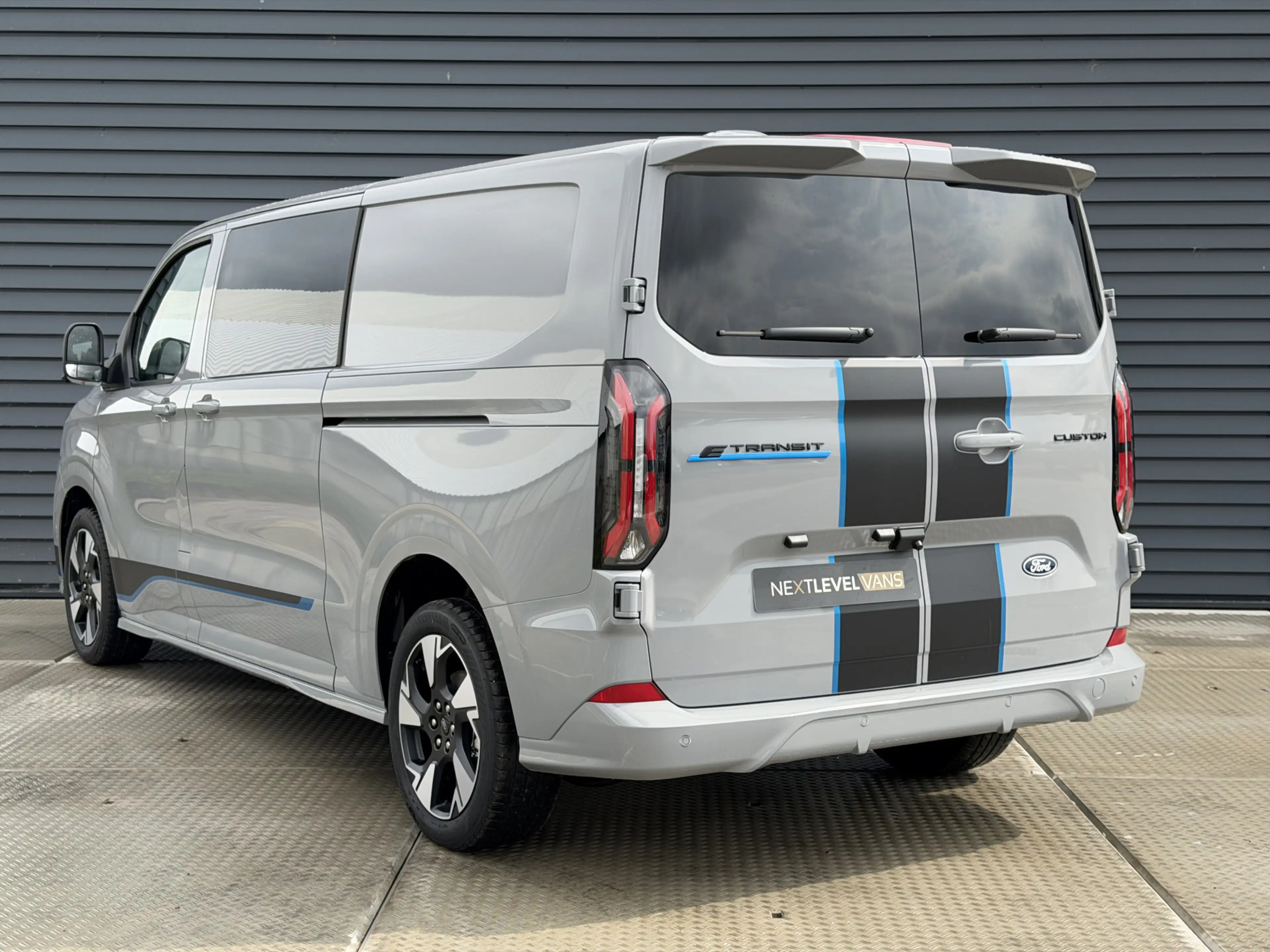 Ford E-Transit Cust. 320 L2H1 Sport 71 kWh DC | 360 Camera | 230v — photo 4