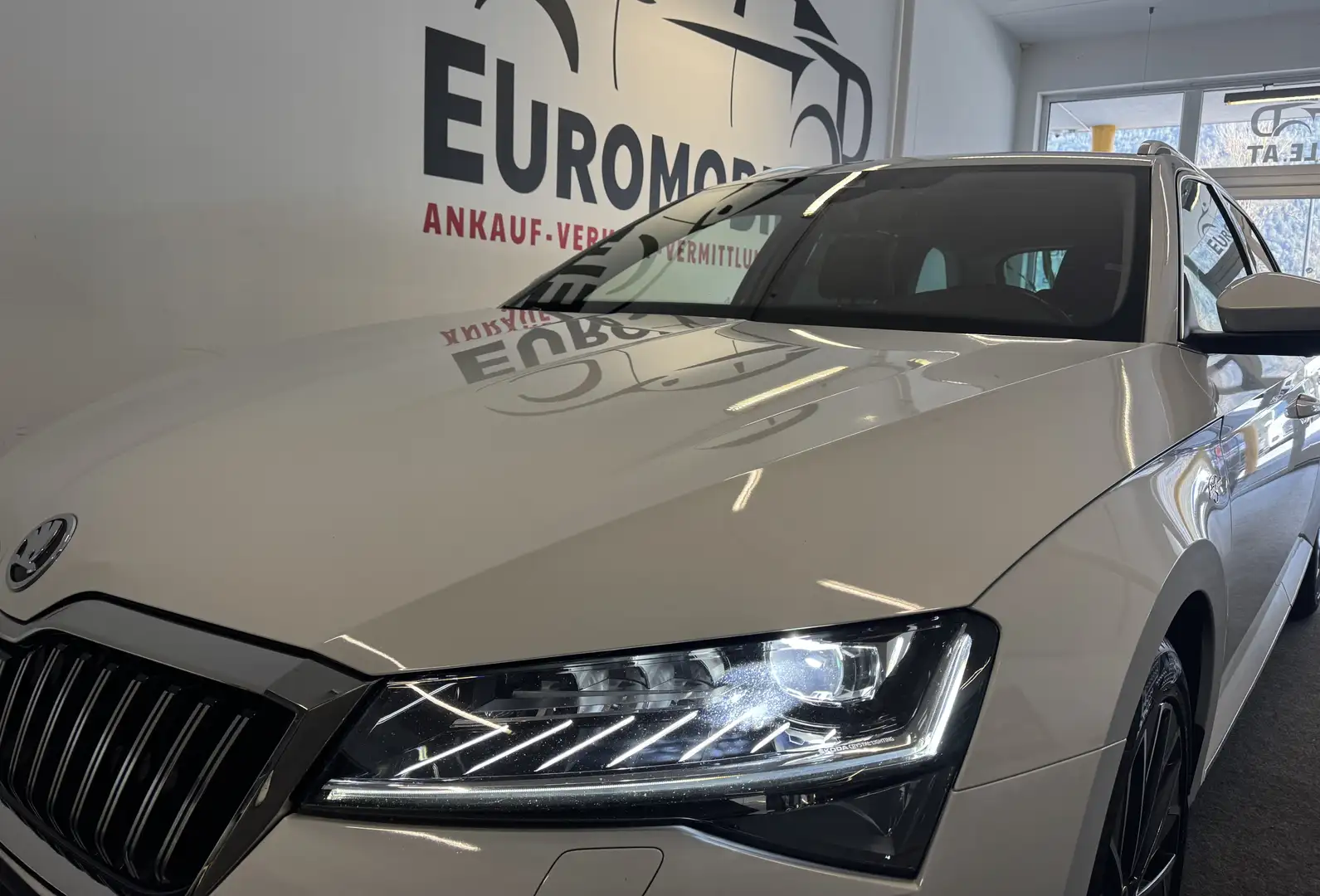 Skoda Superb LAURIN&KLEMENT Variante *4x4* **VOLLAUSSTATTUNG** Weiß - 2