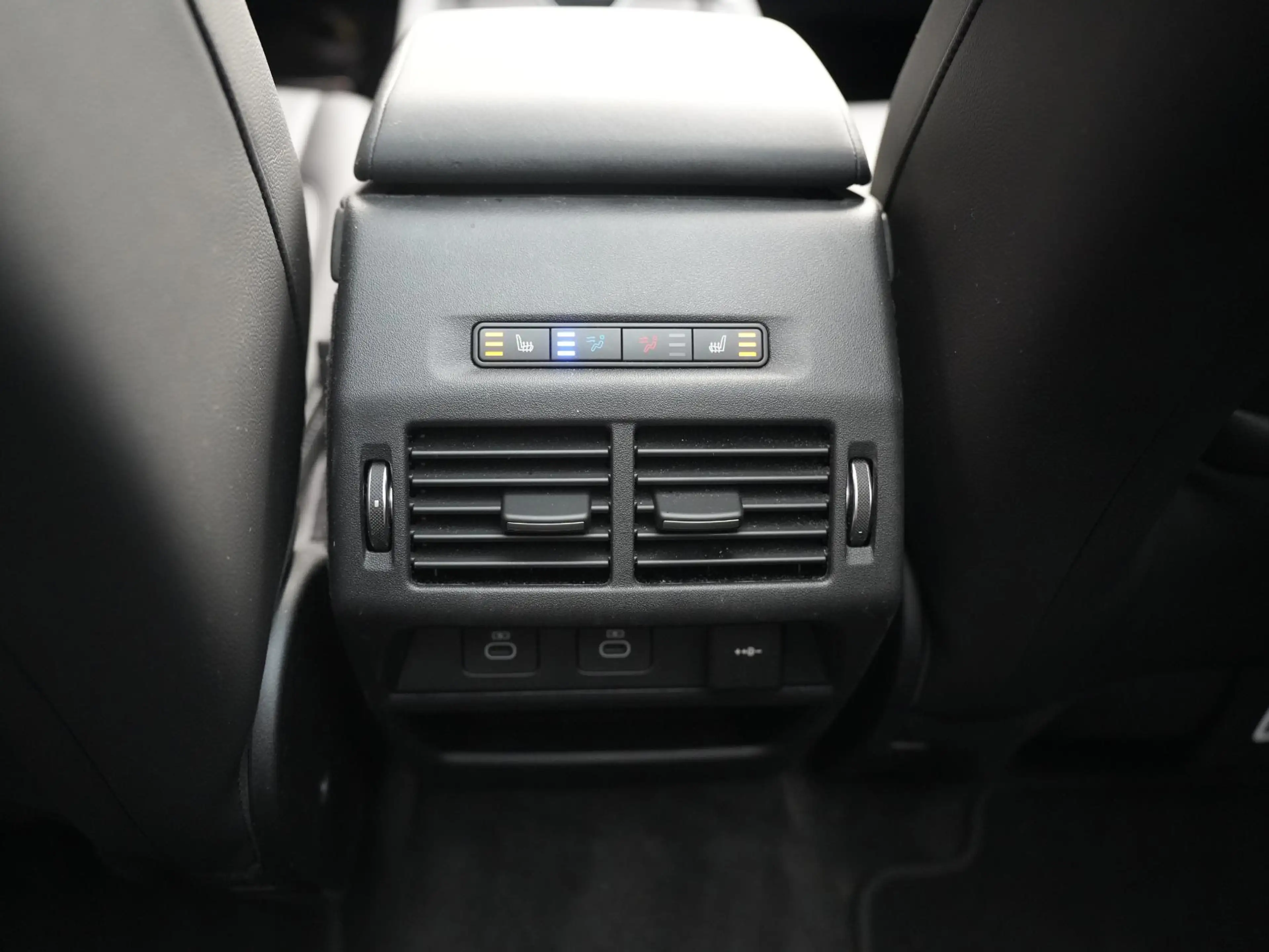 Land Rover Discovery Sport P270e PHEV Dynamic SE | Cold Climate | Black Pack — photo 29