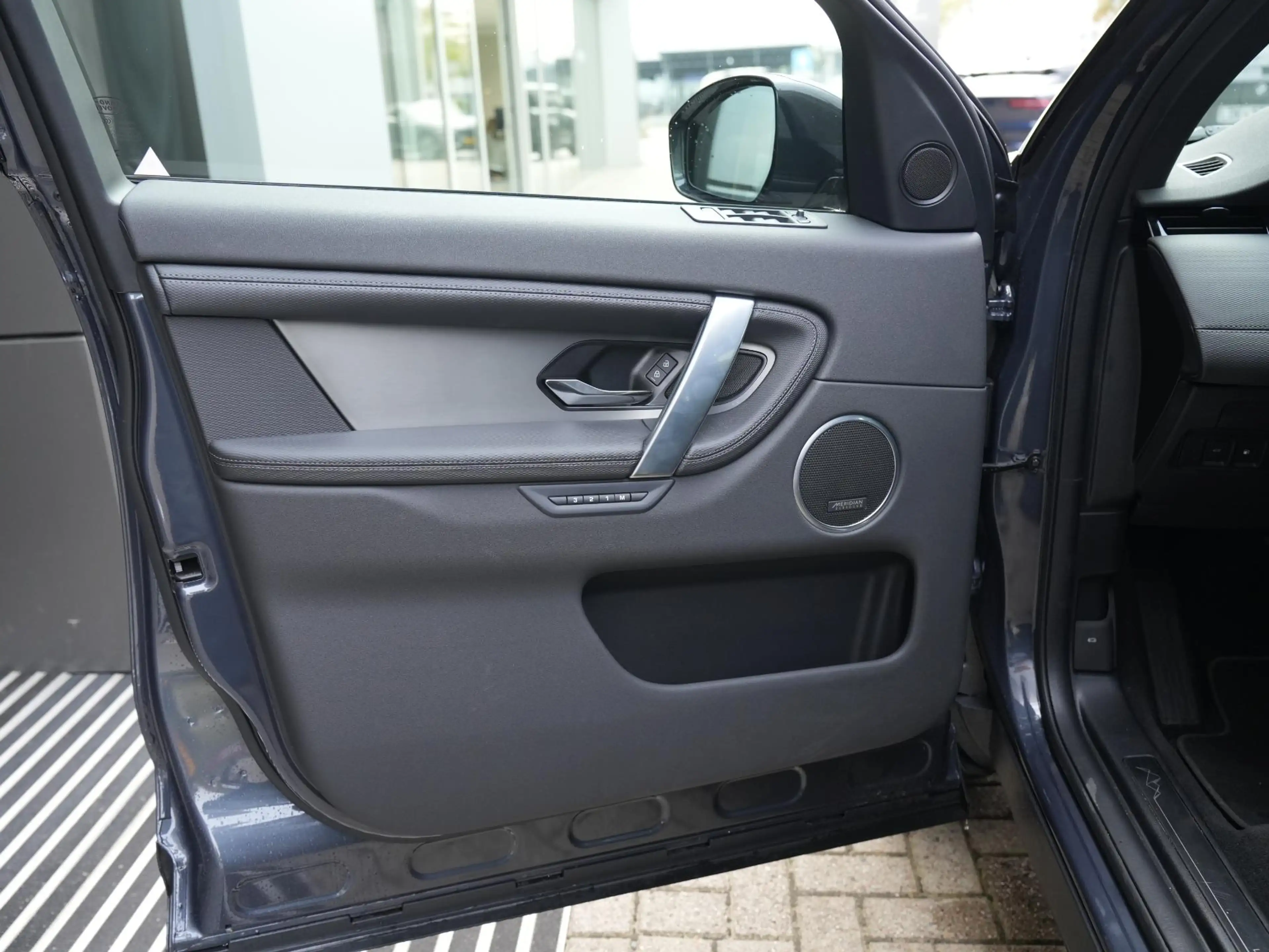 Land Rover Discovery Sport P270e PHEV Dynamic SE | Cold Climate | Black Pack — photo 12