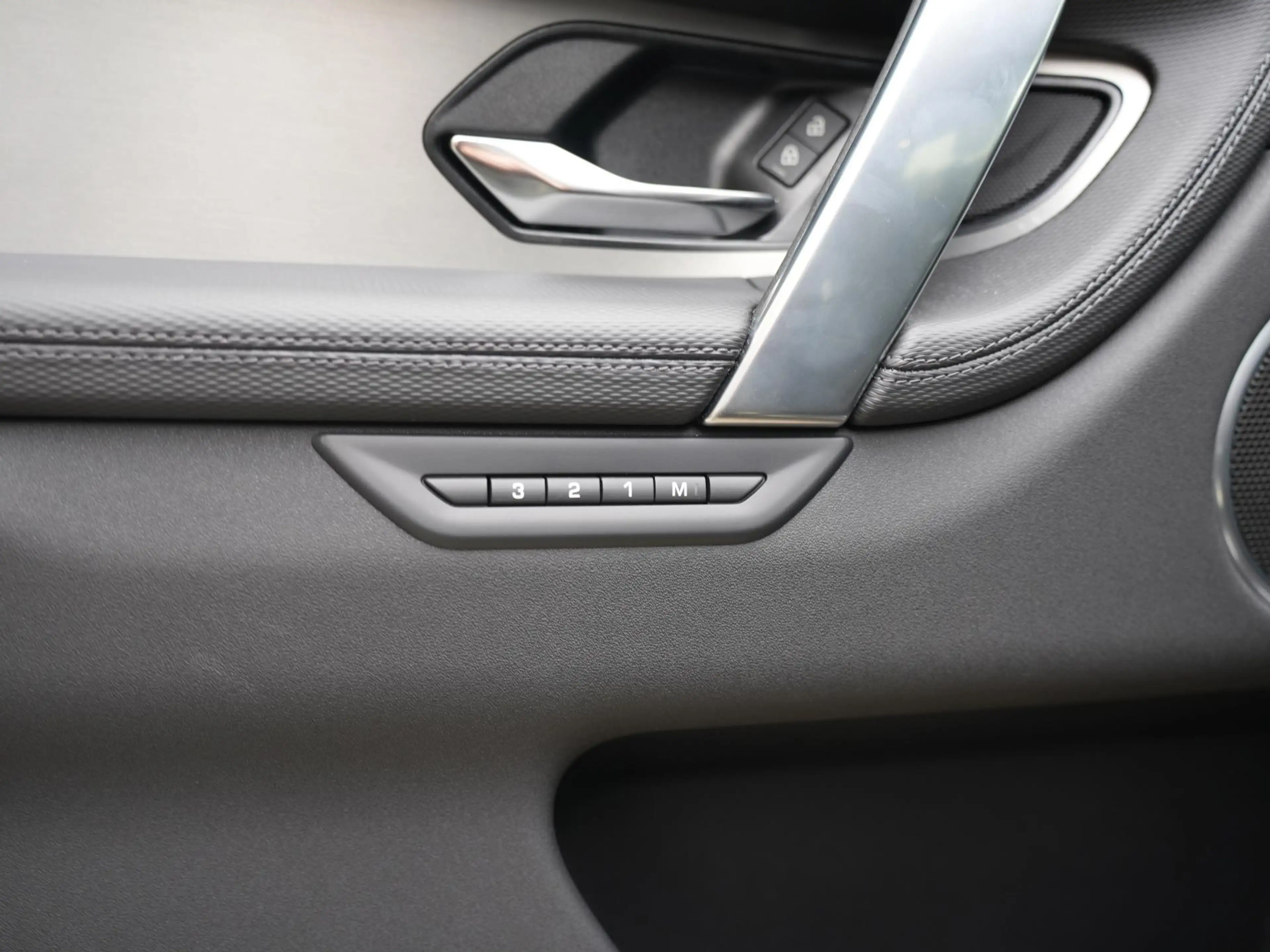 Land Rover Discovery Sport P270e PHEV Dynamic SE | Cold Climate | Black Pack — photo 13