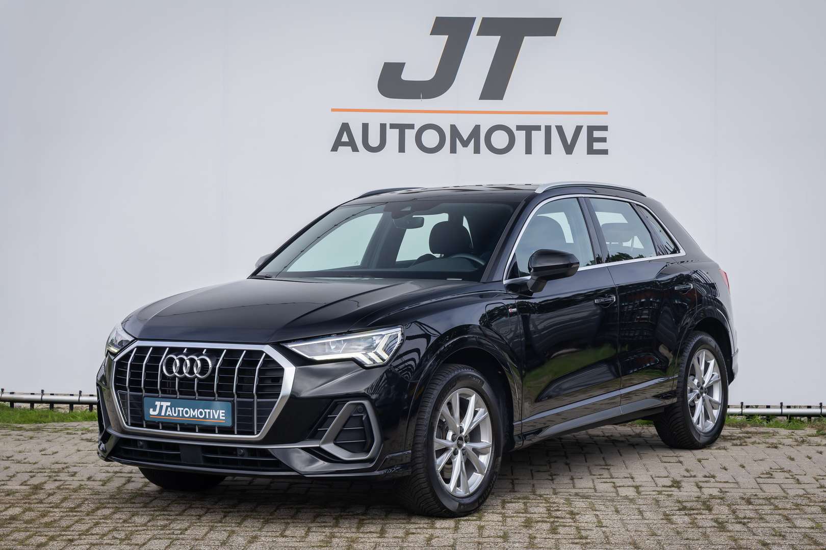 Audi Q3 nuo 443 €/ mėn Benzinas/Elektra 2021m. Kita Automatinė