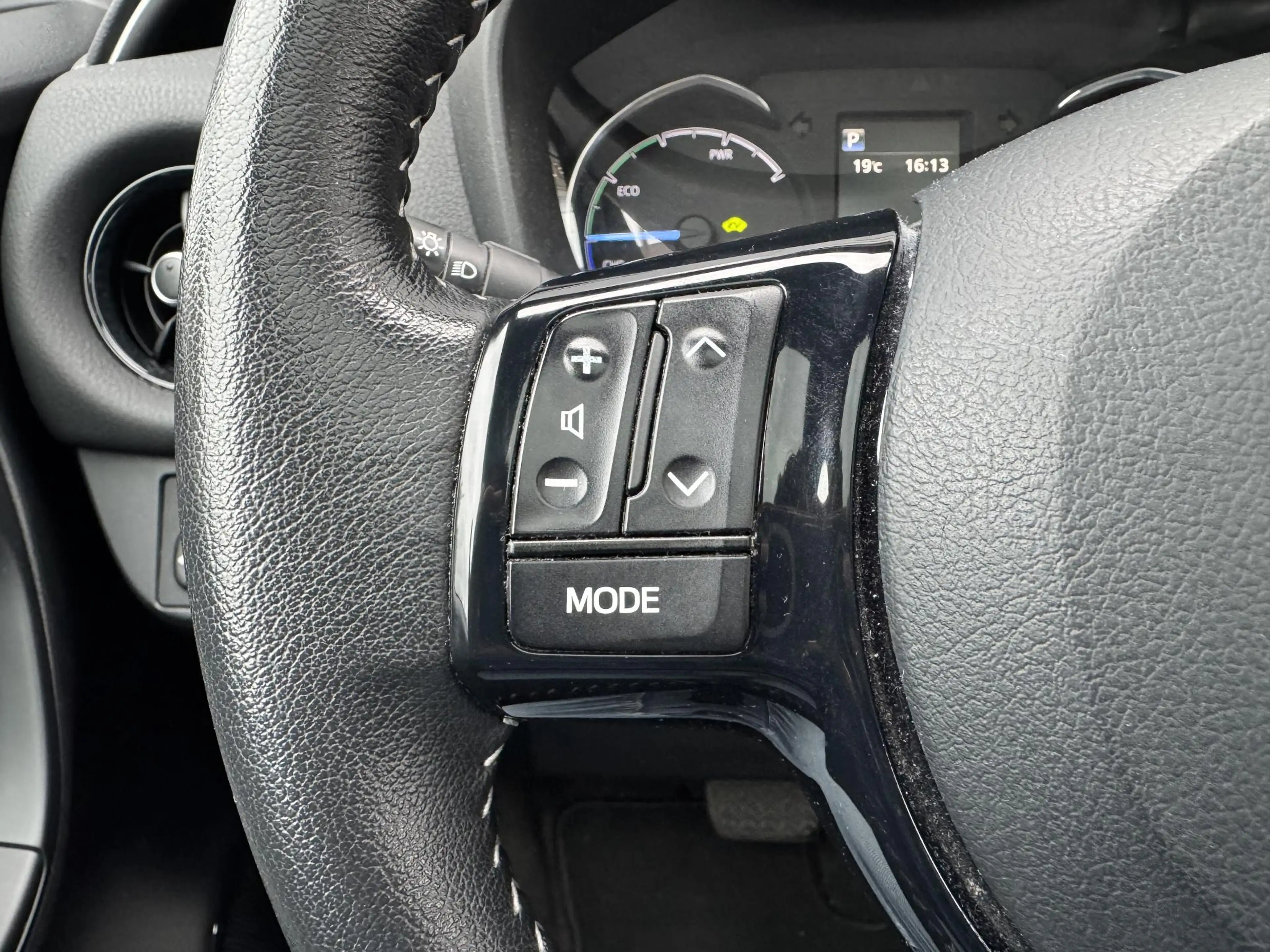 Toyota Yaris 1.5 Hybrid Executive / NL Auto / Camera — photo 21