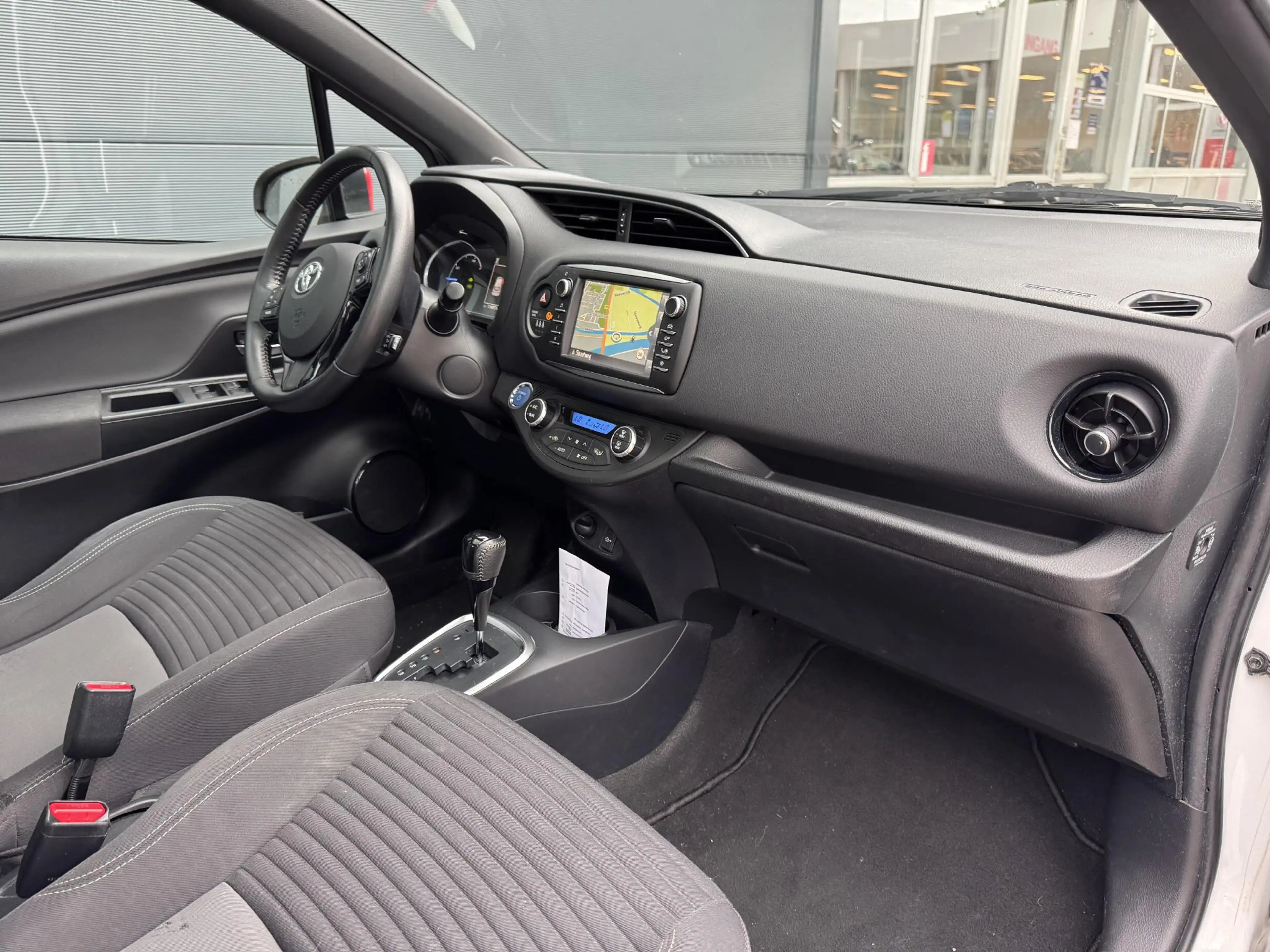 Toyota Yaris 1.5 Hybrid Executive / NL Auto / Camera — photo 4