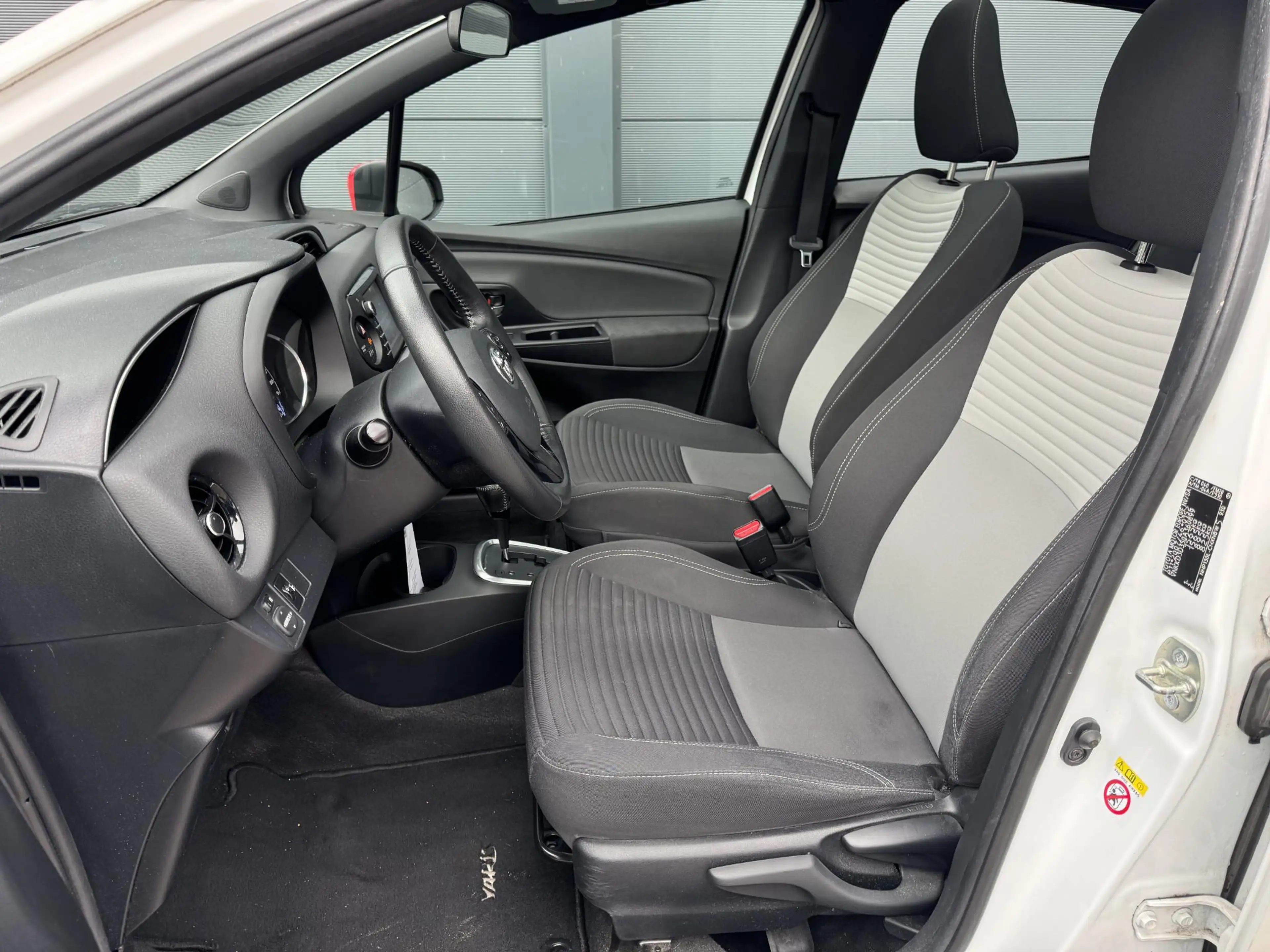 Toyota Yaris 1.5 Hybrid Executive / NL Auto / Camera — photo 10