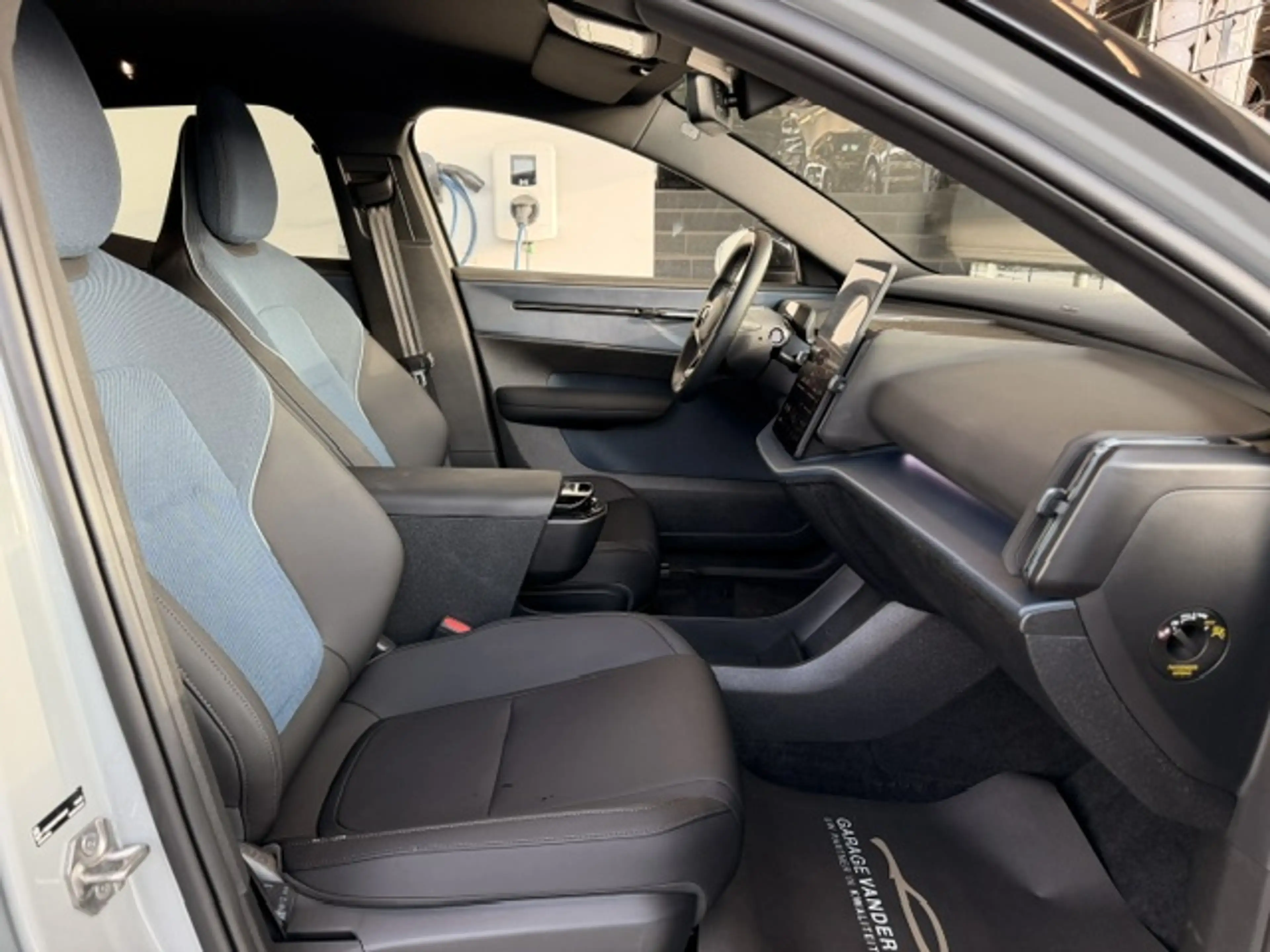 Volvo EX30 PLUS EXTENDED RANGE +TAL VAN OPTIES — photo 9
