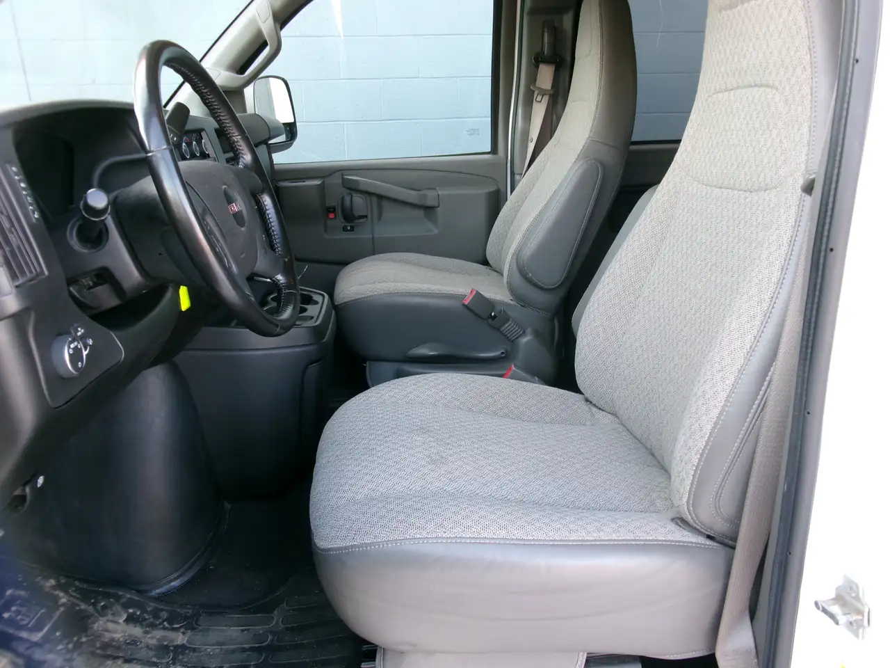 GMC Savana photo GMC Savana