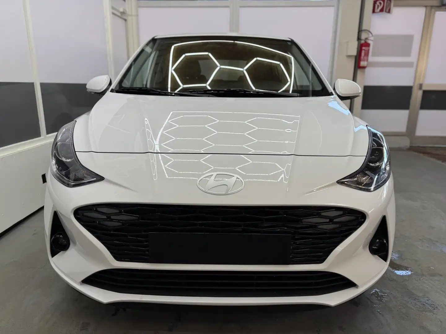 Hyundai i10 PREMIUM AUT SHZ KLIMAAUTOMATIK AMBIENTE ALU RFK... Weiß - 2